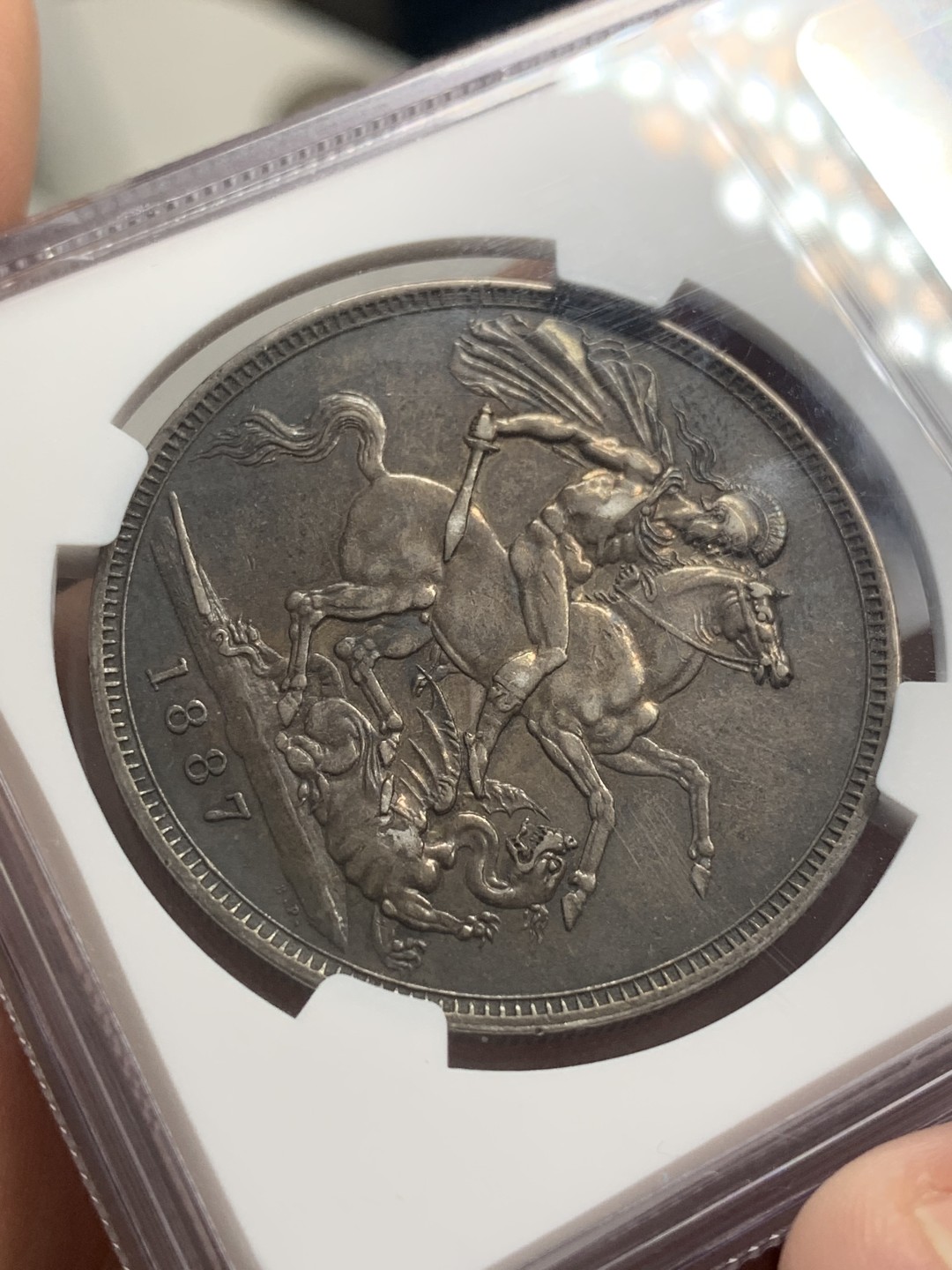 《竞宝斋》第83场-本周日，周一2场连拍（全场不限金额包邮） NGC-AU53 英国 1887年 维多利亚高冠马剑克朗大银币 来自英国老藏家 黑古包浆 状态不错 苛刻严评