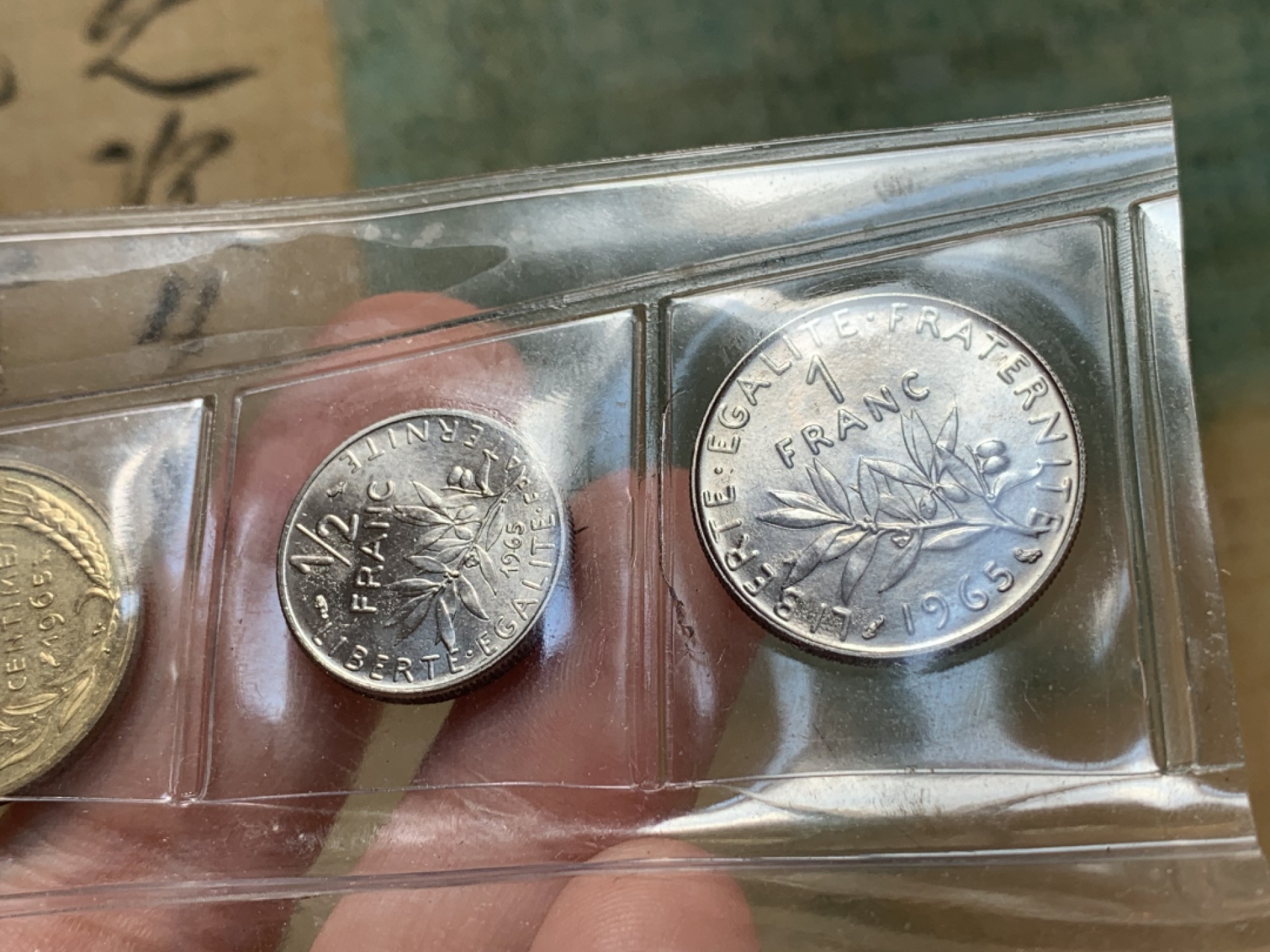 《竞宝斋》第83场-本周日，周一2场连拍（全场不限金额包邮） 法国1965年套币带盒unc品质 内含1生丁、10生丁、20生丁、1/2法郎、1法郎，缺10法郎大力神银币，适合配对