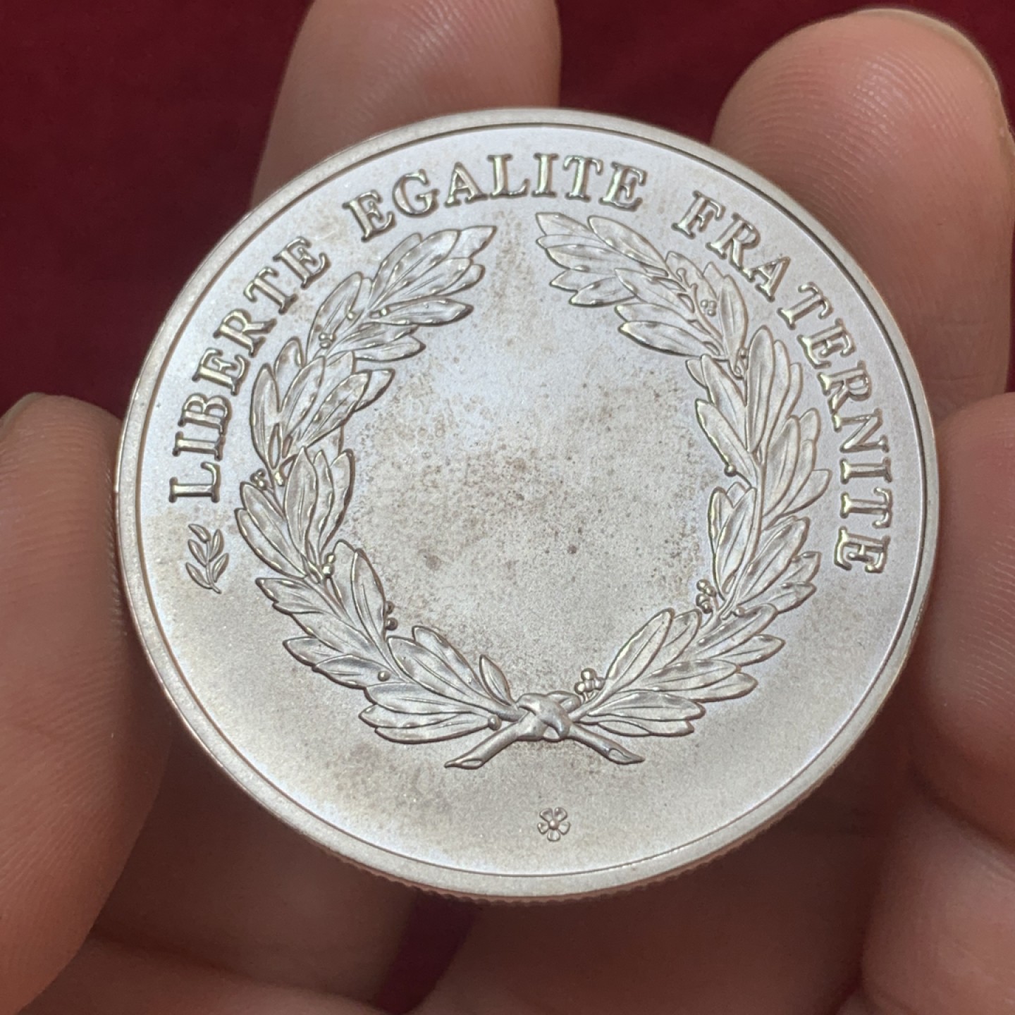 《竞宝斋》第83场-本周日，周一2场连拍（全场不限金额包邮） 法国 章 现代章 材质不明 40mm直径 30.1克 细节见图