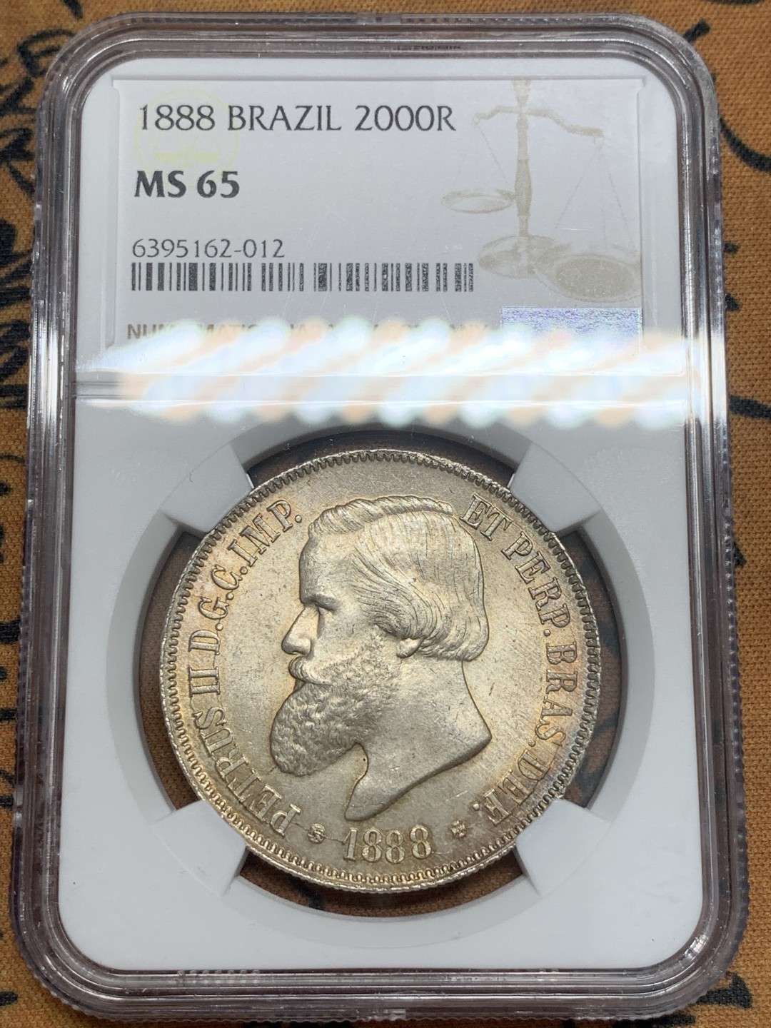 《竞宝斋》第83场-本周日，周一2场连拍（全场不限金额包邮） 第三名 NGC-MS65 巴西1888年 佩德罗二世 2000R大银币 不多说了 顶级分数+发财年份+五彩包浆 顶配