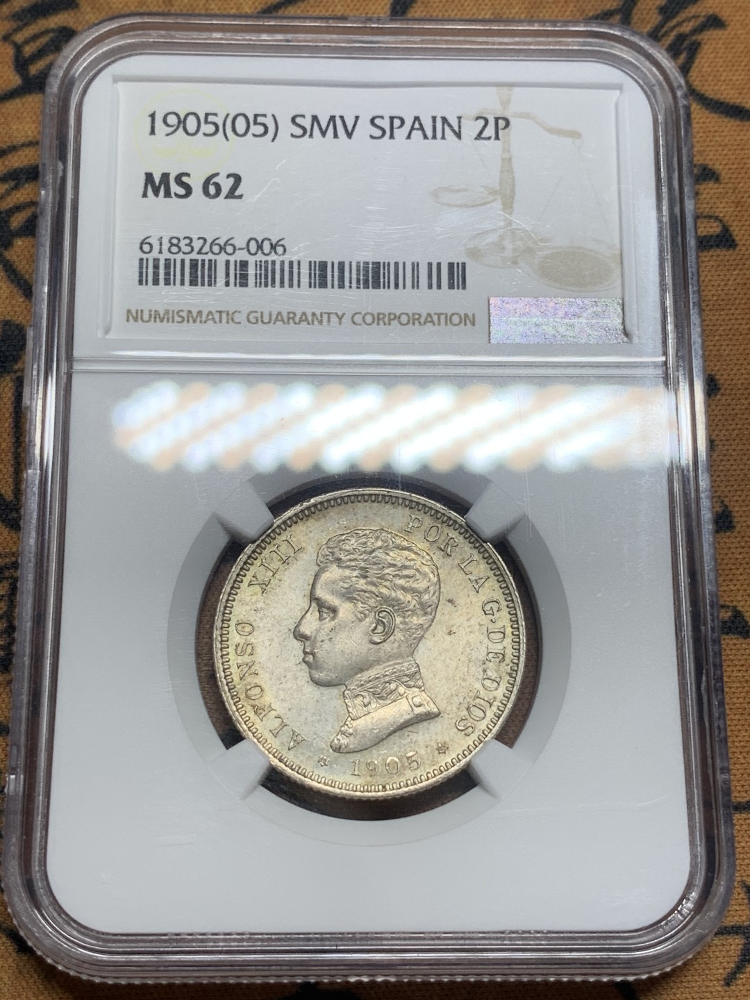 《竞宝斋》第83场-本周日，周一2场连拍（全场不限金额包邮） NGC MS62 西班牙 1905年 2比塞塔银币 淡金色包浆 光线十足