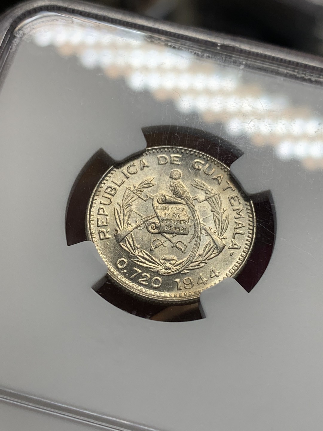 《竞宝斋》第83场-本周日，周一2场连拍（全场不限金额包邮） NGC UNC评级 危地马拉1944年 10分银币 凤尾绿咬鹃