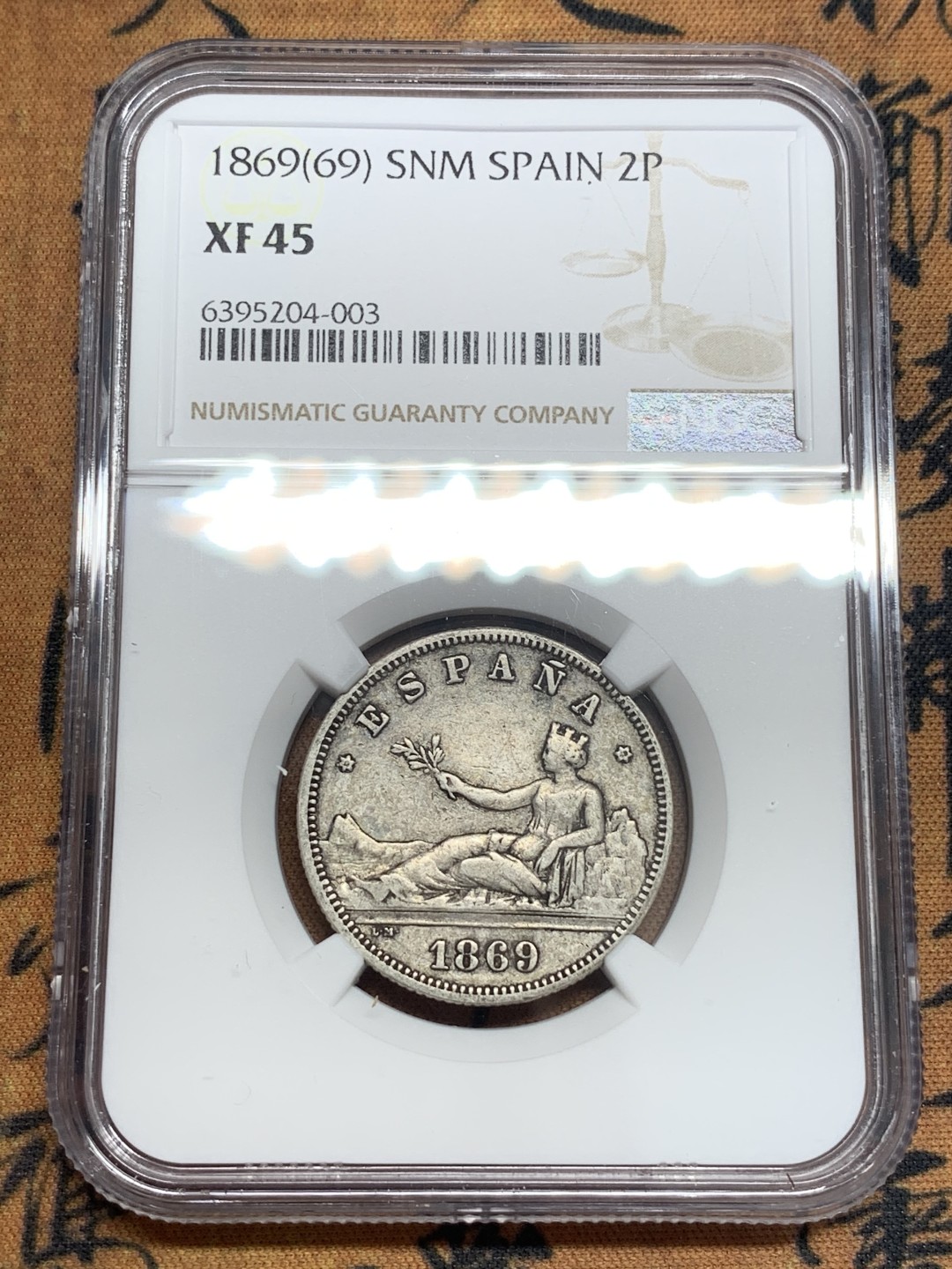 《竞宝斋》第83场-本周日，周一2场连拍（全场不限金额包邮） NGC-XF45 西班牙1869年 坐人拿花 2比塞塔双柱银币 非常稀少的年份 更高分也就个位数