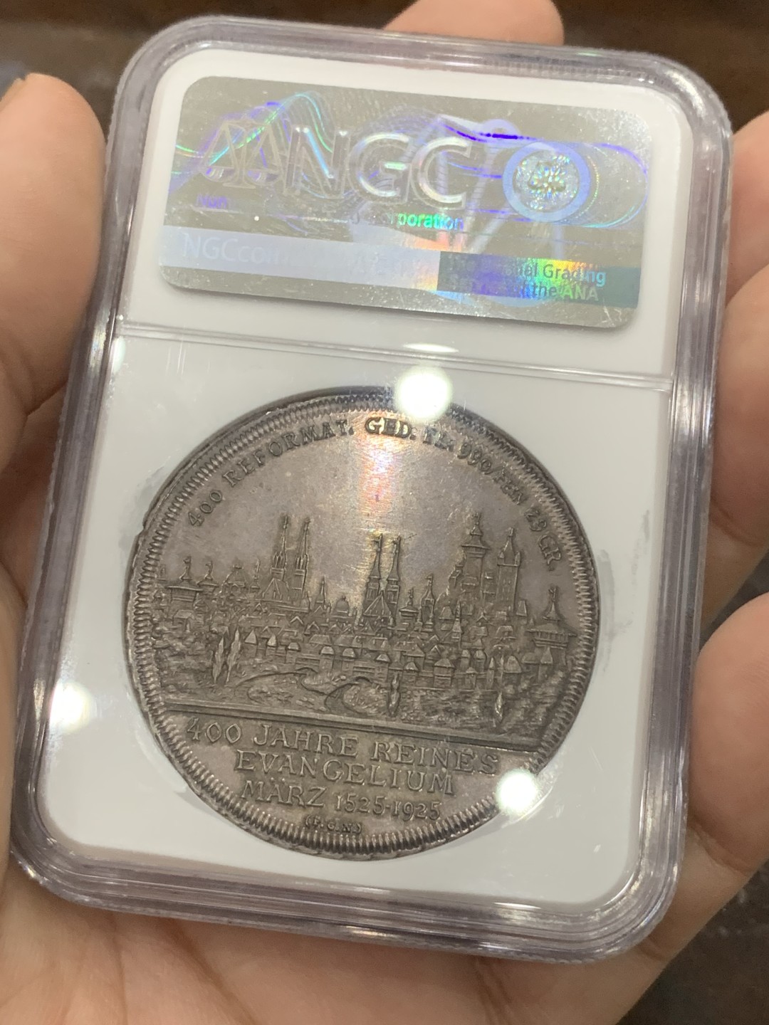 《竞宝斋》第83场-本周日，周一2场连拍（全场不限金额包邮） NGC MS65 1925年德国纽伦堡宗教改革400周年纪念景观大银章 高分紫罗兰炫彩包浆 背面与景观泰勒一脉相承细节爆表 工艺绝佳