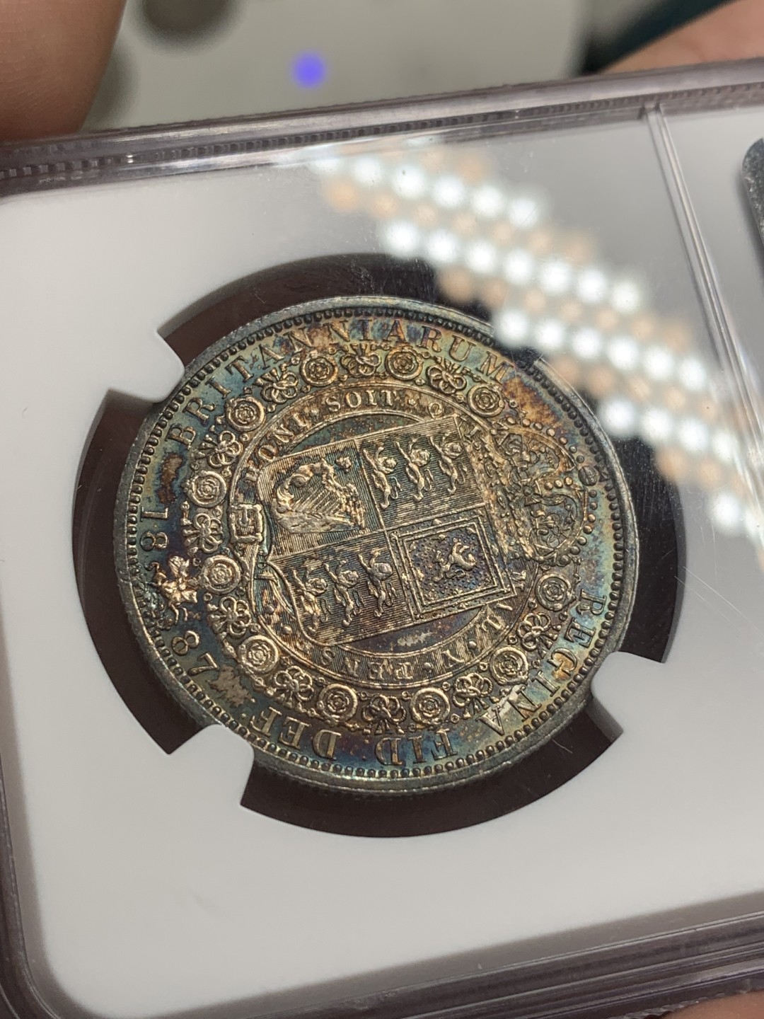 《竞宝斋》第83场-本周日，周一2场连拍（全场不限金额包邮） NGC-UNC 英国 1887年 维多利亚高冠半克朗大银币 底板丝滑未下水 通体五彩斑斓 细节高点具在