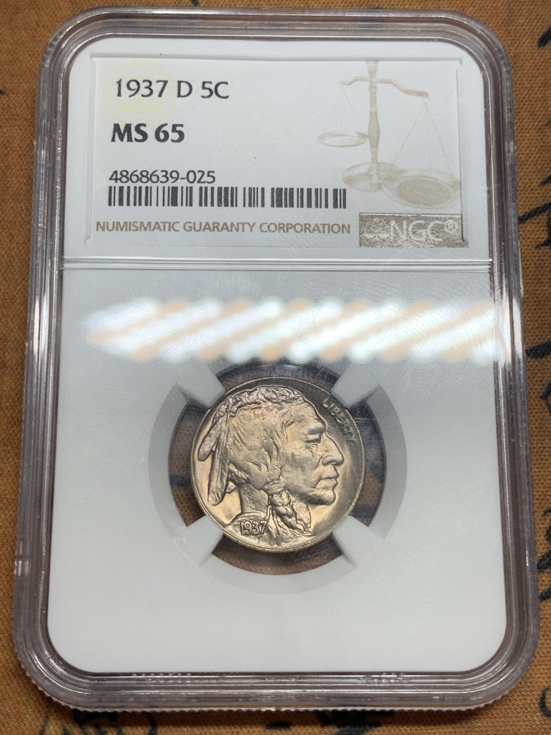 《竞宝斋》第83场-本周日，周一2场连拍（全场不限金额包邮） NGC-MS65 美国 1937年 印第安野牛纪念币 5美分 金色包浆十字光 带包浆的极少 一枚毕业