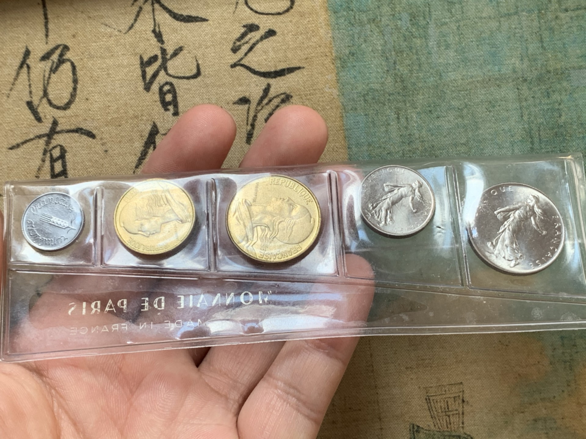 《竞宝斋》第83场-本周日，周一2场连拍（全场不限金额包邮） 法国1965年套币带盒unc品质 内含1生丁、10生丁、20生丁、1/2法郎、1法郎，缺10法郎大力神银币，适合配对
