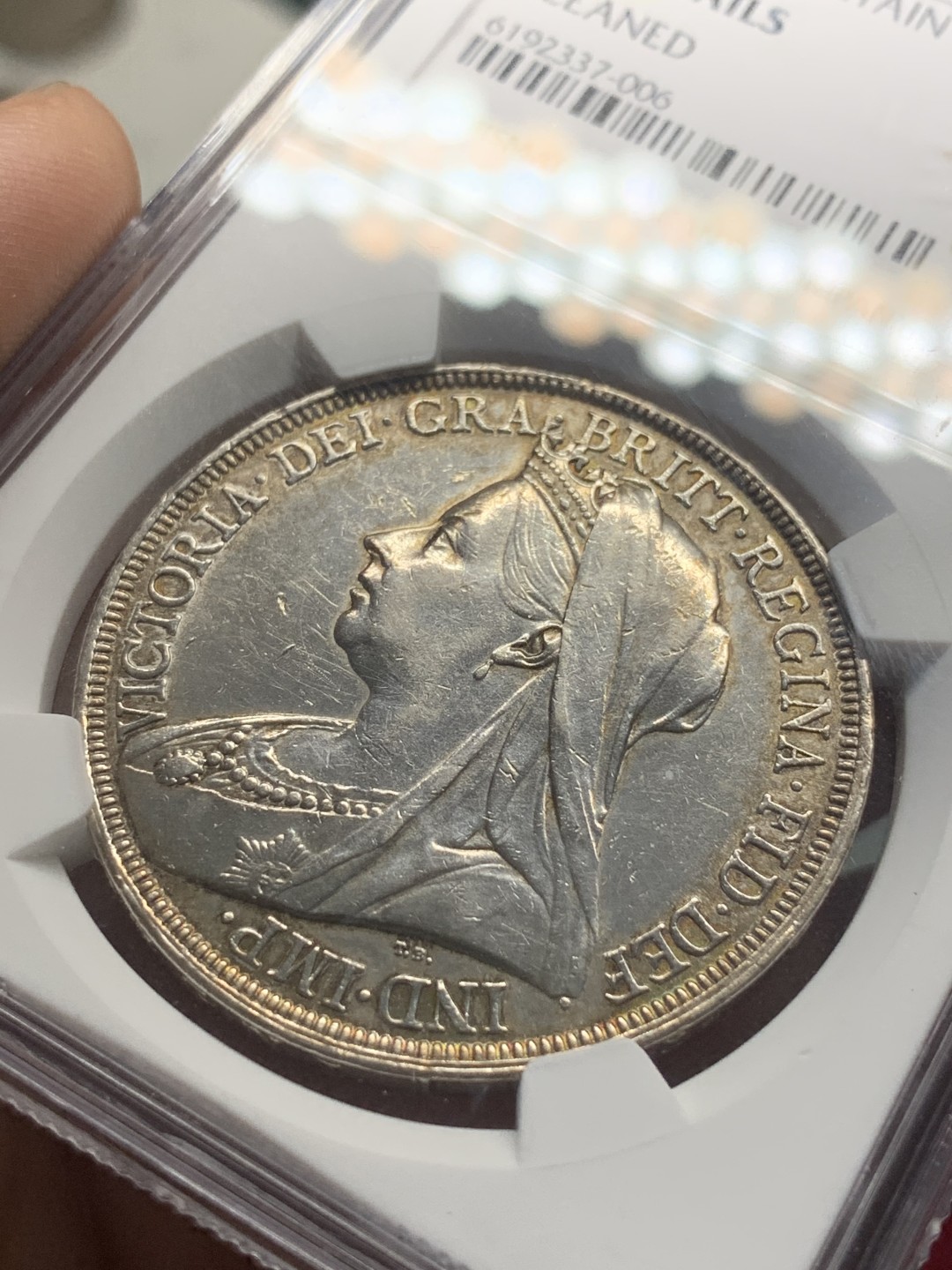 《竞宝斋》第83场-本周日，周一2场连拍（全场不限金额包邮） NGC AU评级 英国1897年 LXI边铭 维多利亚披纱版 马剑克朗大银币 脸蛋都很少磨损