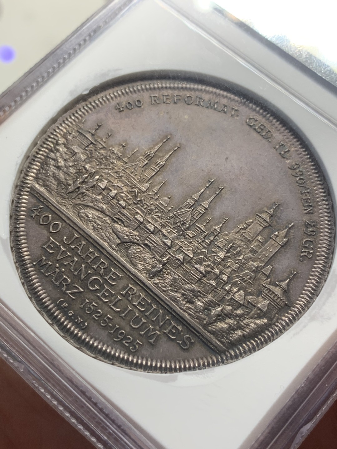 《竞宝斋》第83场-本周日，周一2场连拍（全场不限金额包邮） NGC MS65 1925年德国纽伦堡宗教改革400周年纪念景观大银章 高分紫罗兰炫彩包浆 背面与景观泰勒一脉相承细节爆表 工艺绝佳