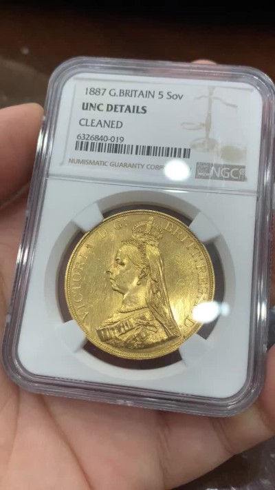 《竞宝斋》第83场-本周日，周一2场连拍（全场不限金额包邮） NGC UNC 原光英国1887年维多利亚高冠马剑5索维林金币，40克大金币，细节完好，整体状态佳，人像非常漂亮