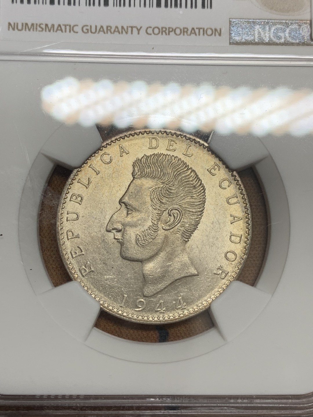 《竞宝斋》第83场-本周日，周一2场连拍（全场不限金额包邮） NGC MS61 厄瓜多尔1944年2苏克雷银币 十字光 细节极好