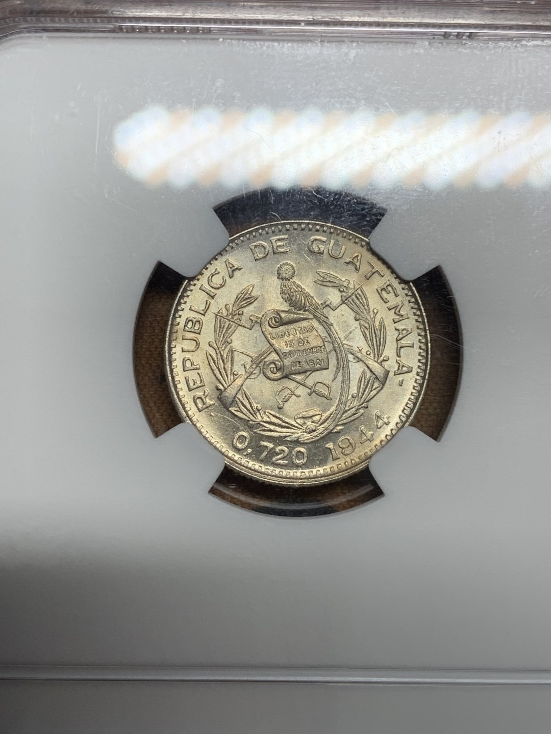 《竞宝斋》第83场-本周日，周一2场连拍（全场不限金额包邮） NGC UNC评级 危地马拉1944年 10分银币 凤尾绿咬鹃