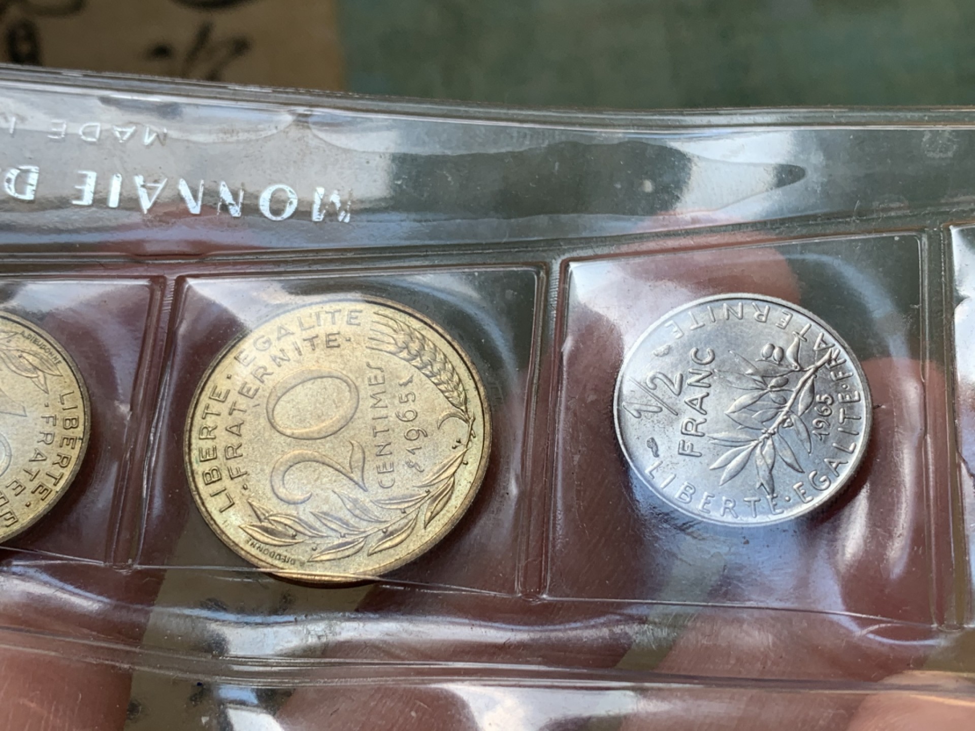 《竞宝斋》第83场-本周日，周一2场连拍（全场不限金额包邮） 法国1965年套币带盒unc品质 内含1生丁、10生丁、20生丁、1/2法郎、1法郎，缺10法郎大力神银币，适合配对