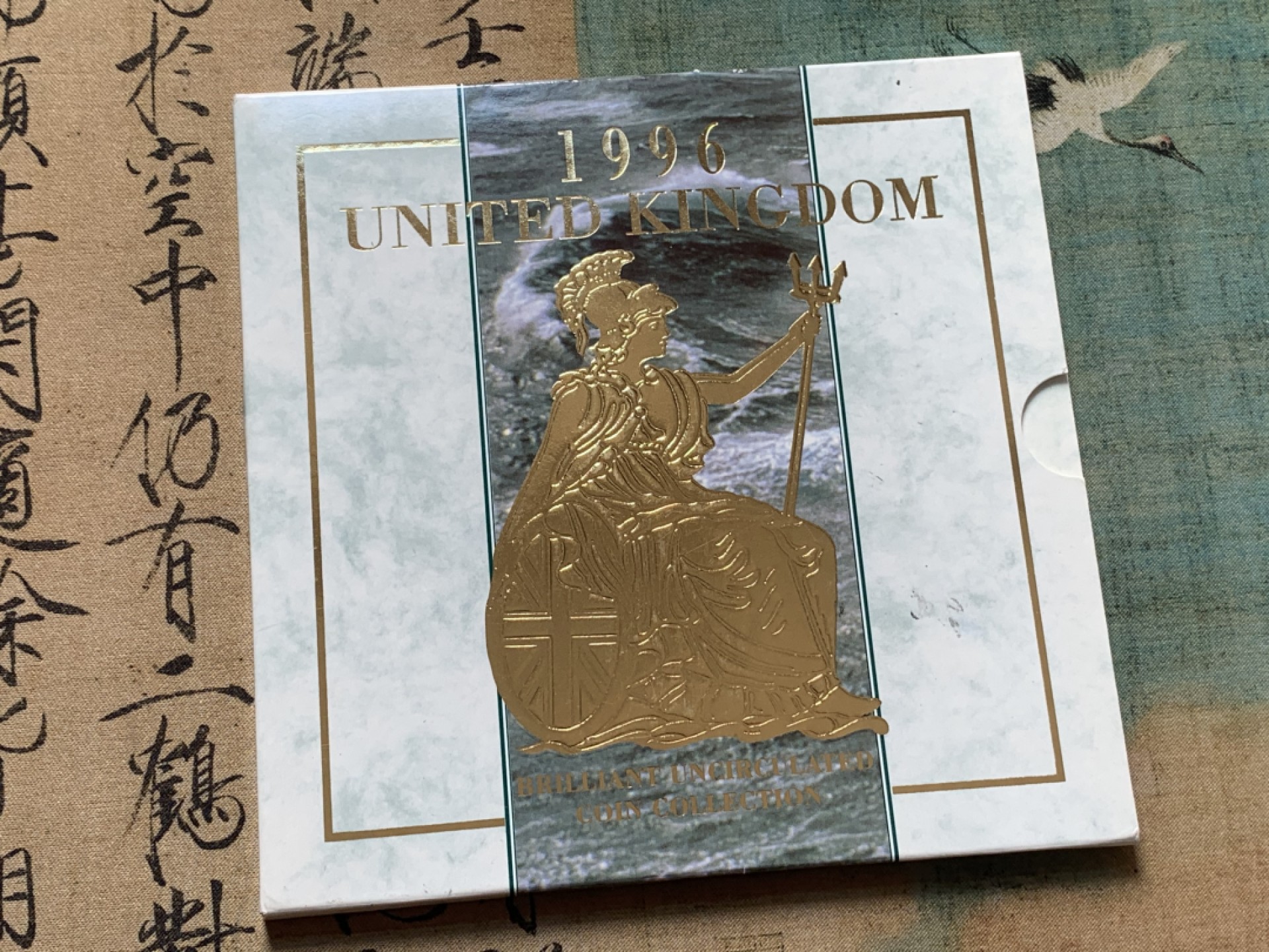 《竞宝斋》第83场-本周日，周一2场连拍（全场不限金额包邮） 英国 1996年 卡装BU套币 欧洲杯年份 套币中比其他年份多了一枚2英镑面值的加厚硬币 以纪念英国夺得欧洲杯 所有硬币均为完全未流通绝美品