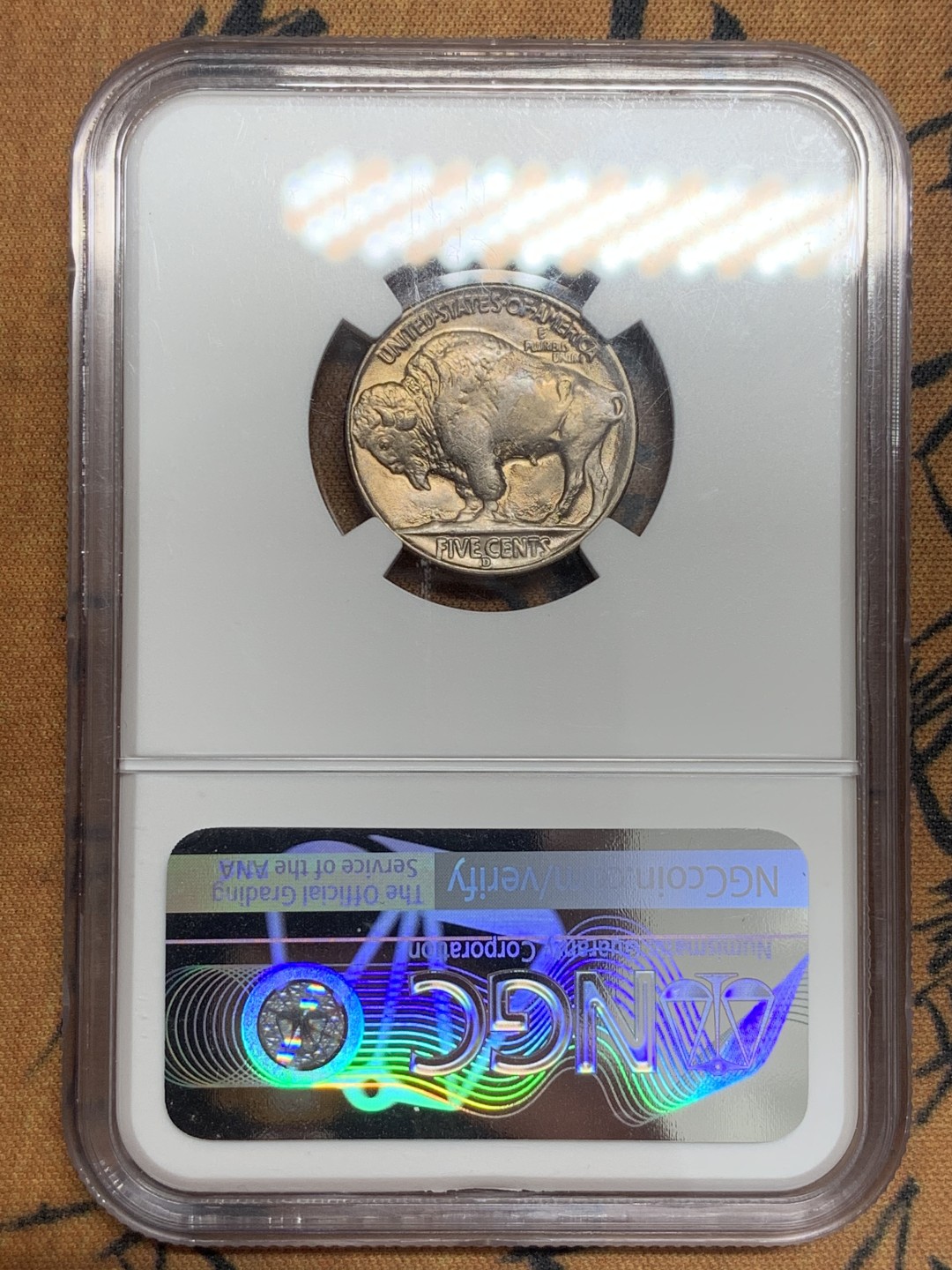 《竞宝斋》第83场-本周日，周一2场连拍（全场不限金额包邮） NGC-MS65 美国 1937年 印第安野牛纪念币 5美分 金色包浆十字光 带包浆的极少 一枚毕业