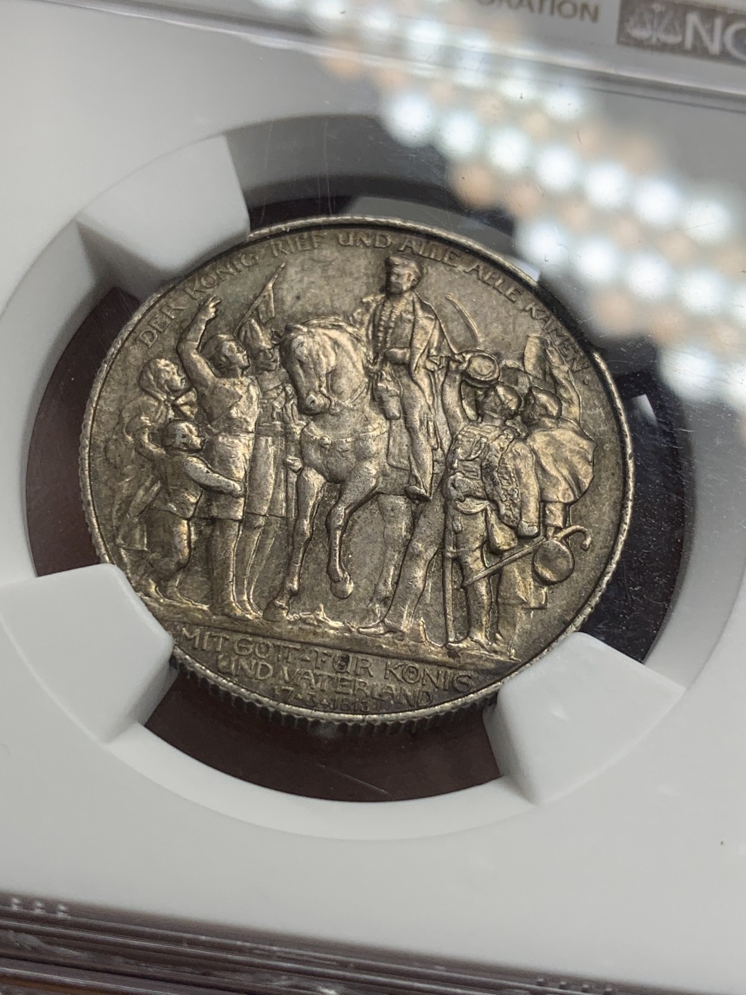 《竞宝斋》第83场-本周日，周一2场连拍（全场不限金额包邮） NGC-MS62 德国 1913年 普鲁士击败拿破仑纪念 2马克 银币 正面五彩包浆 背面紫罗兰包浆