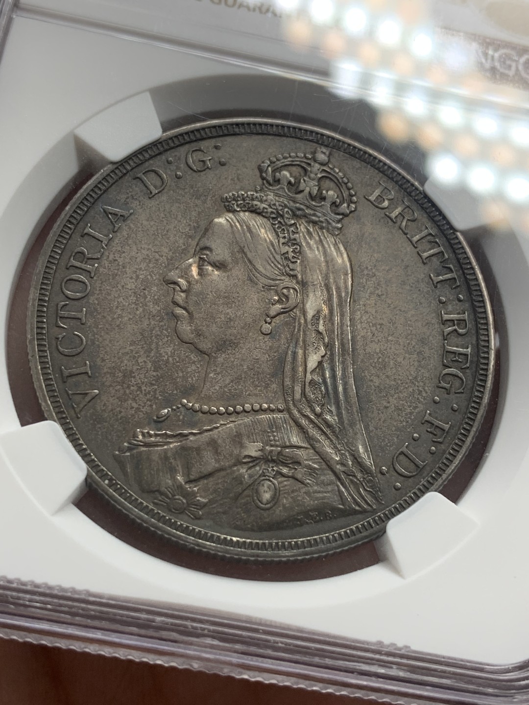 《竞宝斋》第83场-本周日，周一2场连拍（全场不限金额包邮） NGC-AU53 英国 1887年 维多利亚高冠马剑克朗大银币 来自英国老藏家 黑古包浆 状态不错 苛刻严评