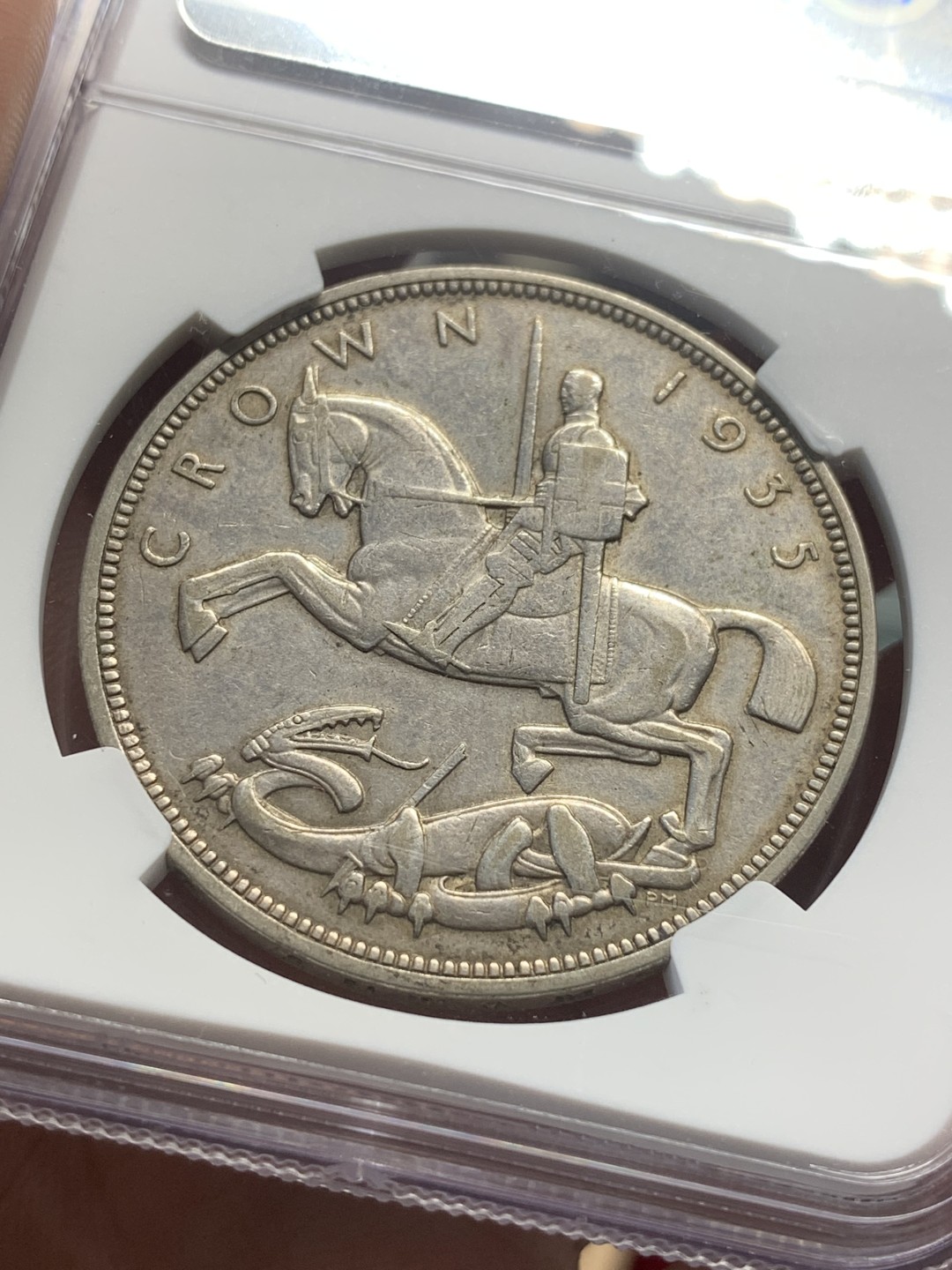 《竞宝斋》第83场-本周日，周一2场连拍（全场不限金额包邮） NGC-AU50 英国乔治5世木马剑 1935年 1克朗 银币 上涨品种 细节清晰