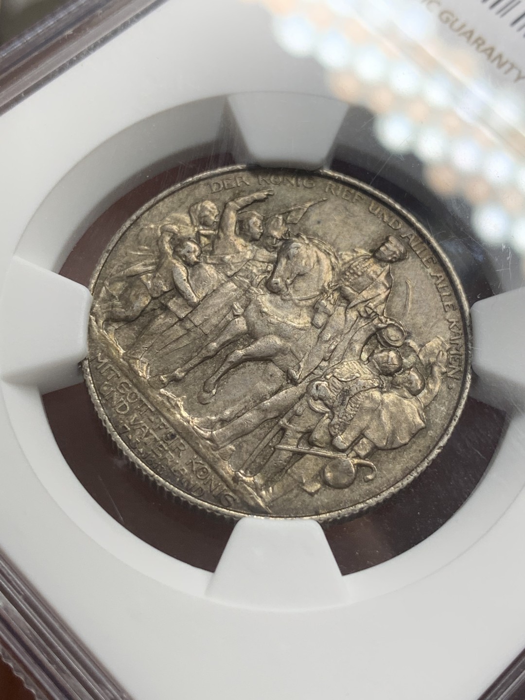 《竞宝斋》第83场-本周日，周一2场连拍（全场不限金额包邮） NGC-MS62 德国 1913年 普鲁士击败拿破仑纪念 2马克 银币 正面五彩包浆 背面紫罗兰包浆