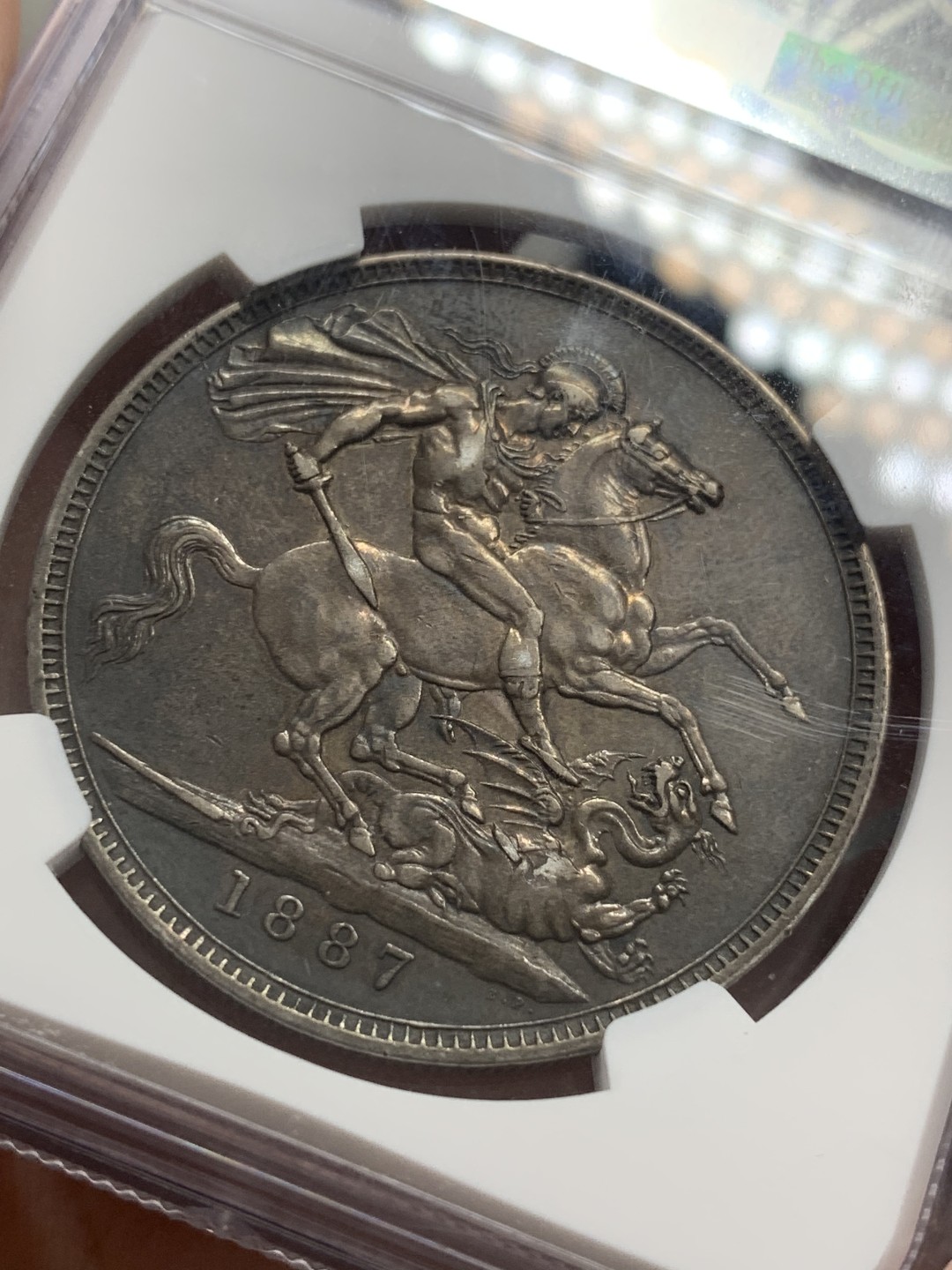 《竞宝斋》第83场-本周日，周一2场连拍（全场不限金额包邮） NGC-AU53 英国 1887年 维多利亚高冠马剑克朗大银币 来自英国老藏家 黑古包浆 状态不错 苛刻严评