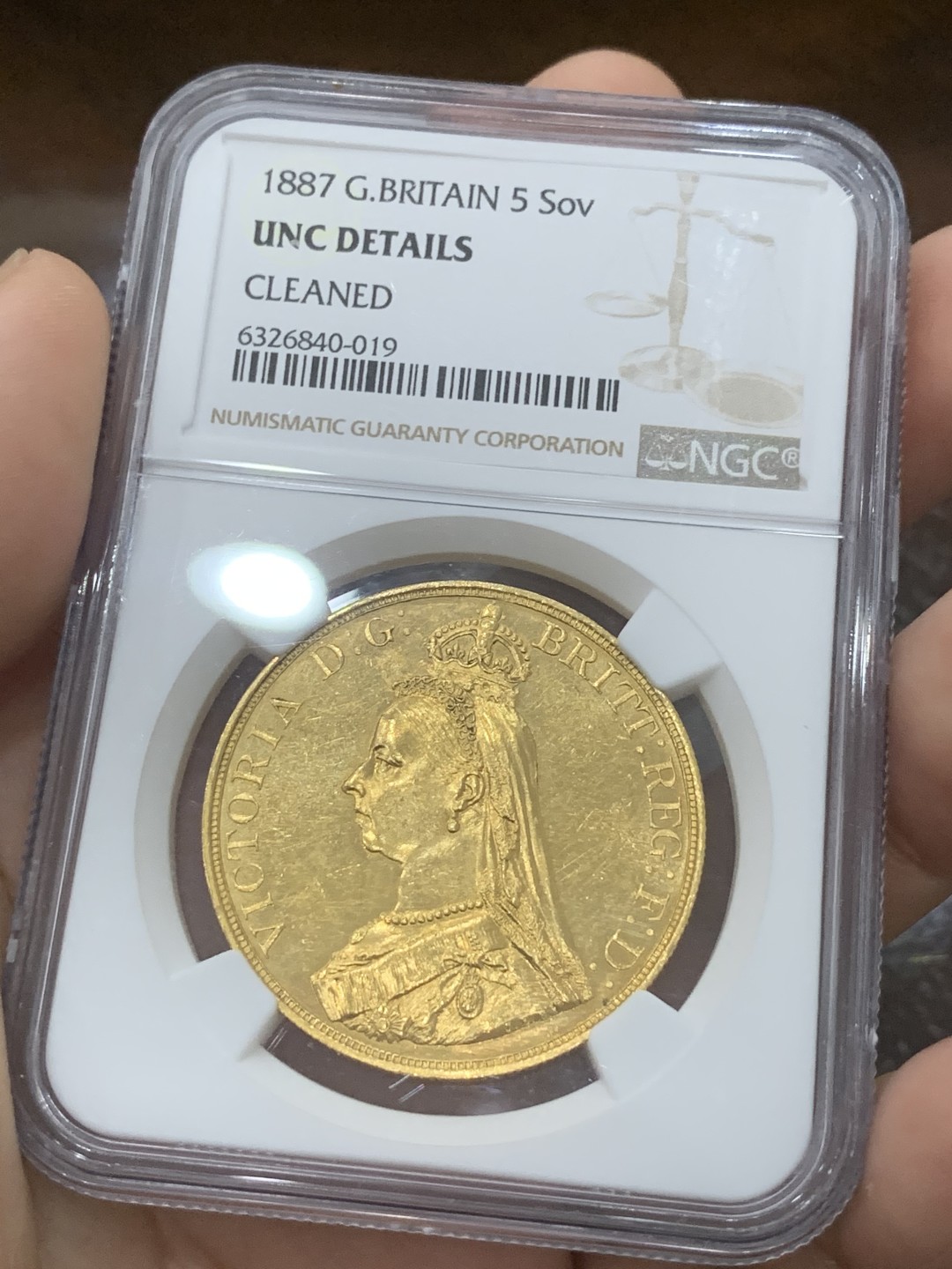 《竞宝斋》第83场-本周日，周一2场连拍（全场不限金额包邮） NGC UNC 原光英国1887年维多利亚高冠马剑5索维林金币，40克大金币，细节完好，整体状态佳，人像非常漂亮