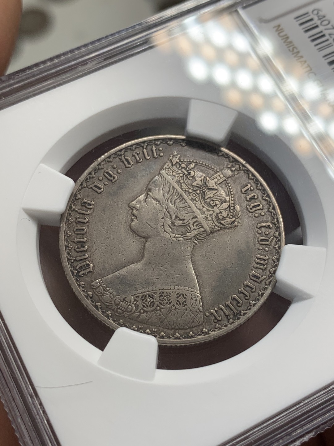 《竞宝斋》第83场-本周日，周一2场连拍（全场不限金额包邮） NGC-XF 英国 1859年 维多利亚哥特弗洛林 银币 五彩老包浆 大拍热门暴涨品种