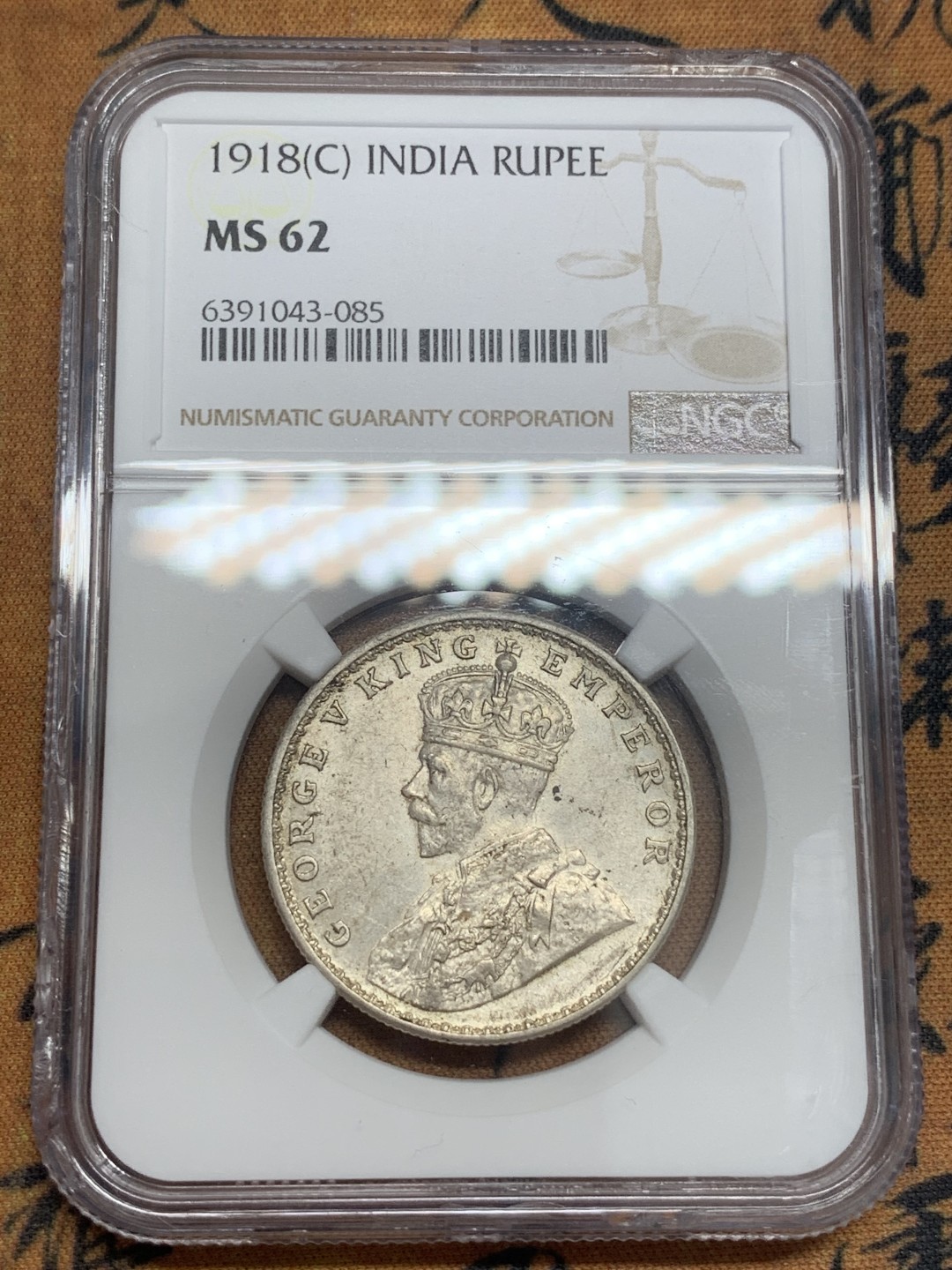 《竞宝斋》第83场-本周日，周一2场连拍（全场不限金额包邮） NGC MS62 印度 1918年乔治五世一卢比银币 转光好品 盒子右上角有磕