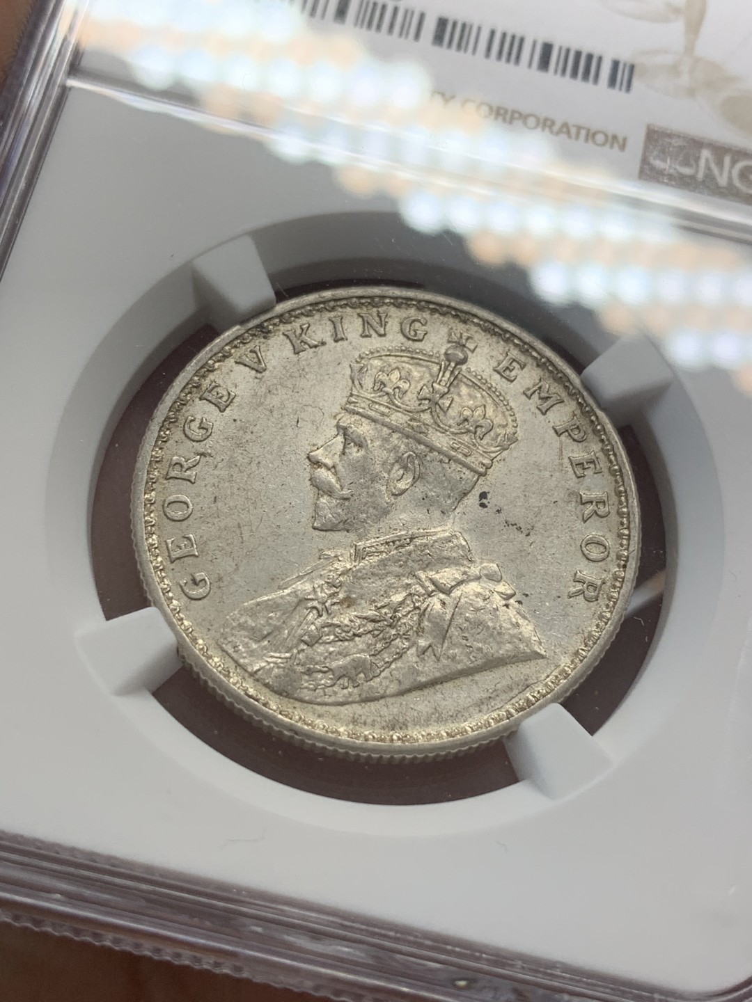 《竞宝斋》第83场-本周日，周一2场连拍（全场不限金额包邮） NGC MS62 印度 1918年乔治五世一卢比银币 转光好品 盒子右上角有磕