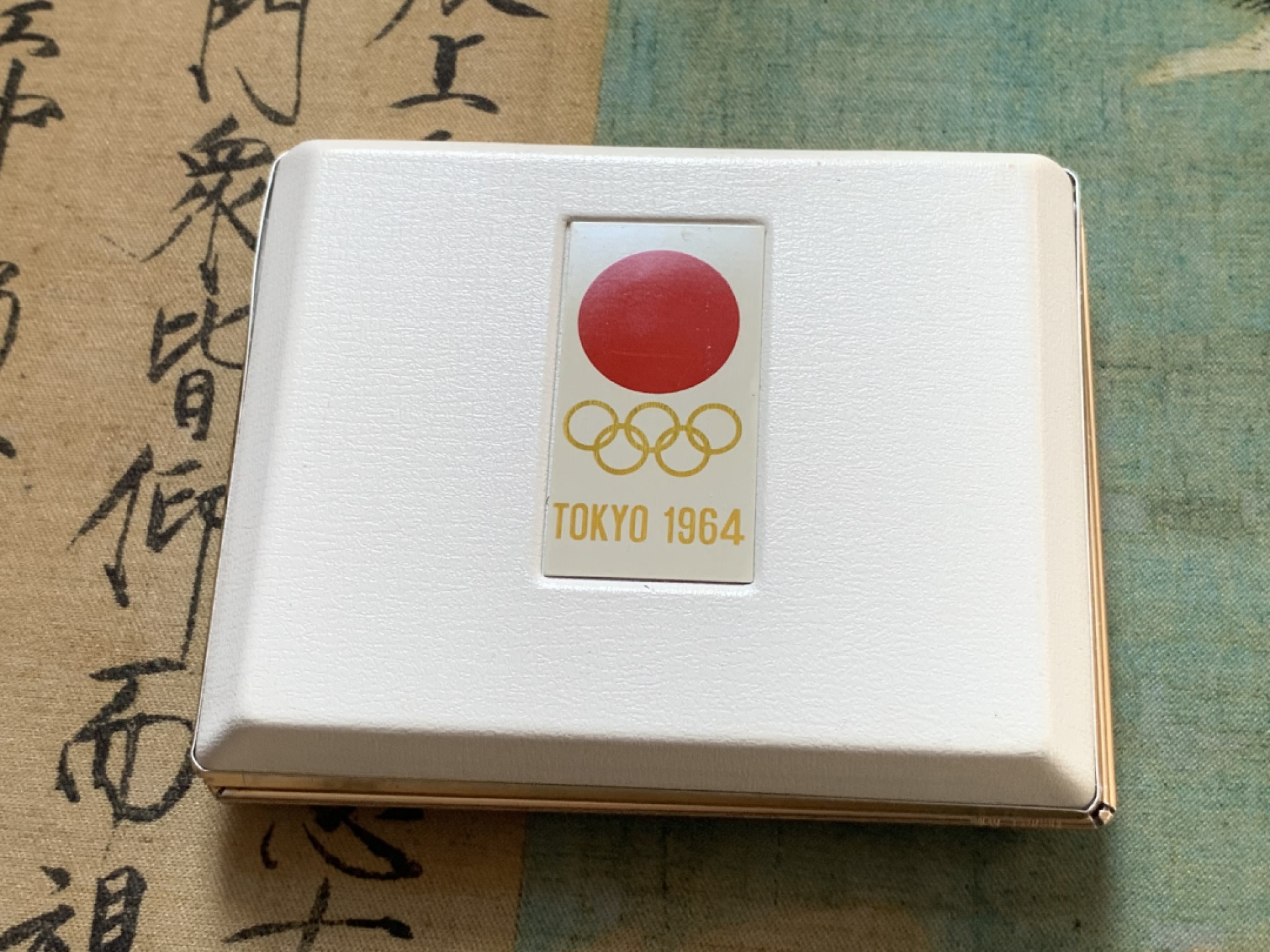 《竞宝斋》第83场-本周日，周一2场连拍（全场不限金额包邮） 1964年日本东京奥运会原盒银币2枚，富士山与樱花 火炬与五环