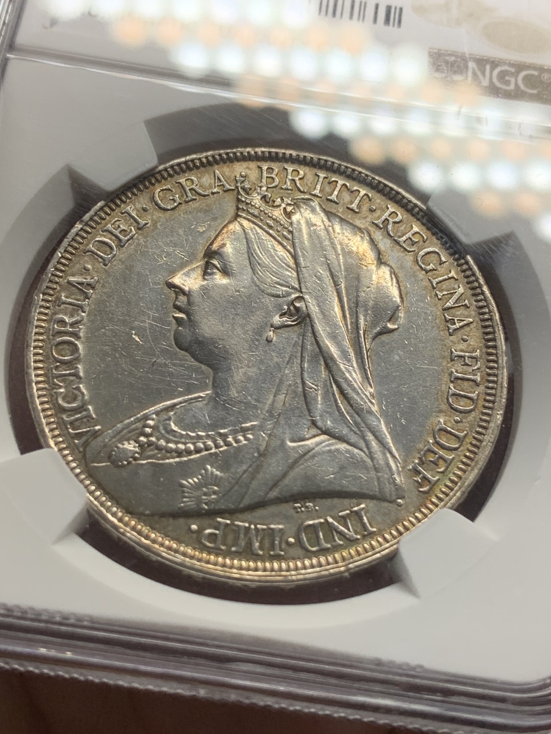 《竞宝斋》第83场-本周日，周一2场连拍（全场不限金额包邮） NGC AU评级 英国1897年 LXI边铭 维多利亚披纱版 马剑克朗大银币 脸蛋都很少磨损