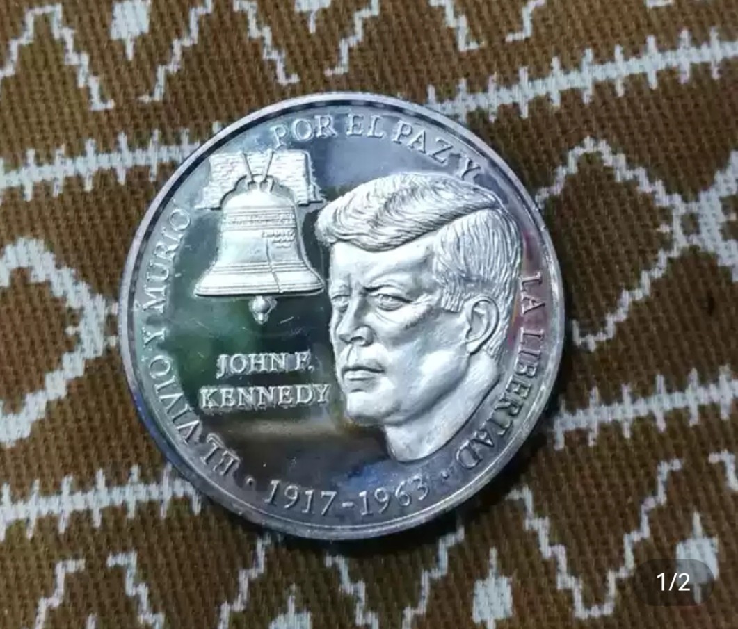 北京马甸外国币专卖微拍第八十三期，外国金银币专场，陆续上新，欢迎关注 1988年巴拿马发行美国总统肯尼迪精制银币 ，重量：15克，成色：999