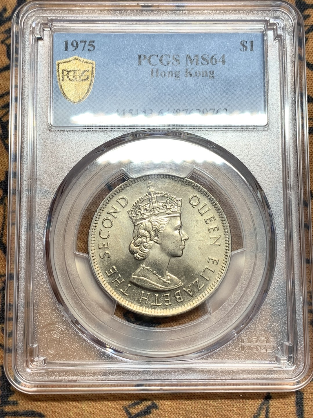 《竞宝斋》第83场-本周日，周一2场连拍（全场不限金额包邮） PCGS MS64 香港 1975年 伊丽莎白二世 大一元 底板类镜面 因有汉字 值得关注的品种