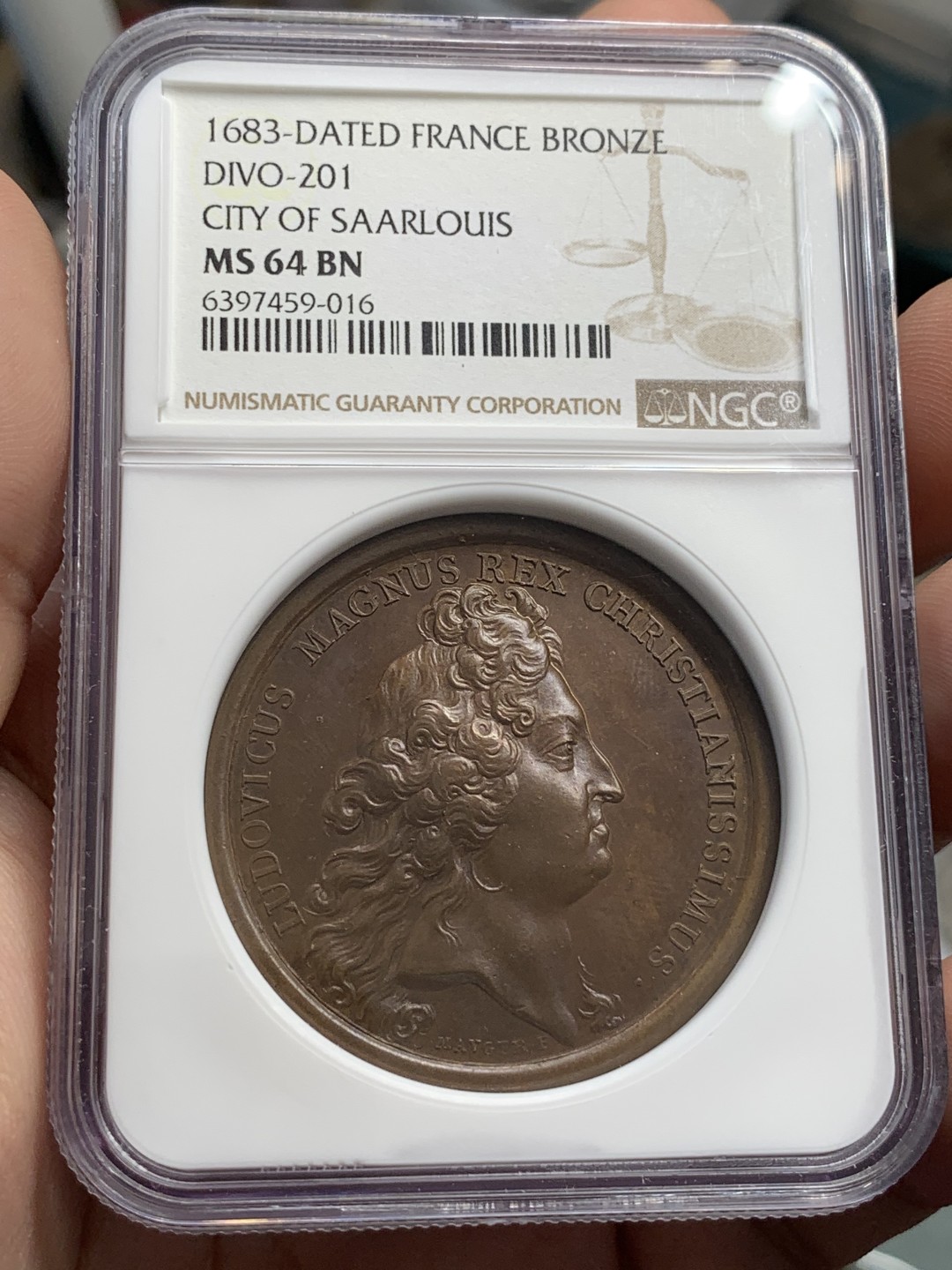 《竞宝斋》第83场-本周日，周一2场连拍（全场不限金额包邮） NGC MS64 法国1683年路易十四萨尔建城纪念高浮雕精美铜章 顶级品相