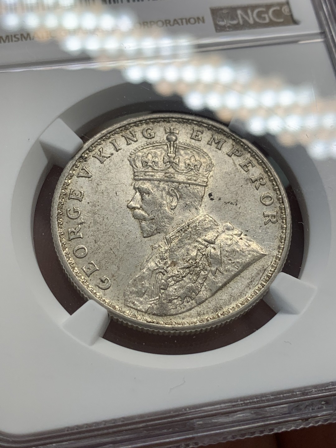 《竞宝斋》第83场-本周日，周一2场连拍（全场不限金额包邮） NGC MS62 印度 1918年乔治五世一卢比银币 转光好品 盒子右上角有磕