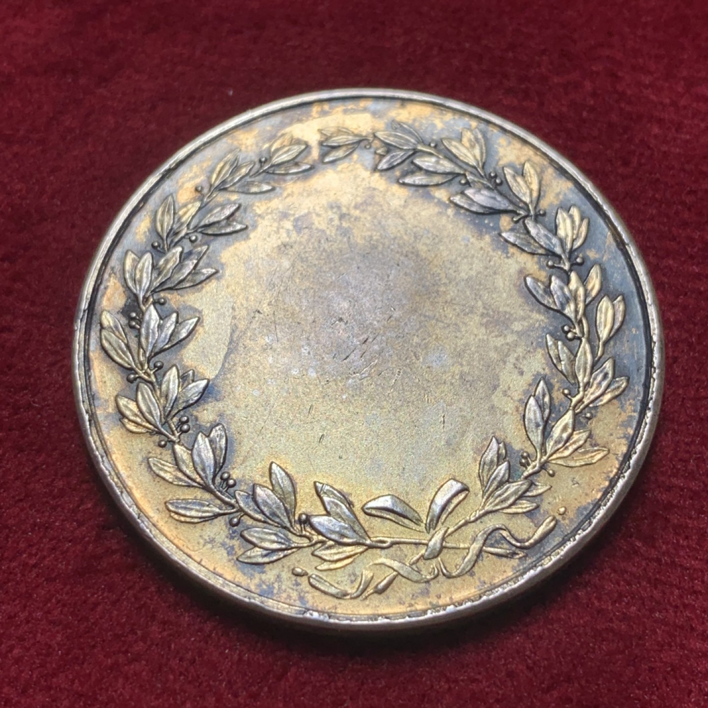 《竞宝斋》第83场-本周日，周一2场连拍（全场不限金额包邮） 19世纪末法国亚眠水上运动镀金银章，丰饶角边铭，15.9克，正面是亚眠经典的船锚天鹅徽标，背面未刻字，镀金层保存较好，少见品种