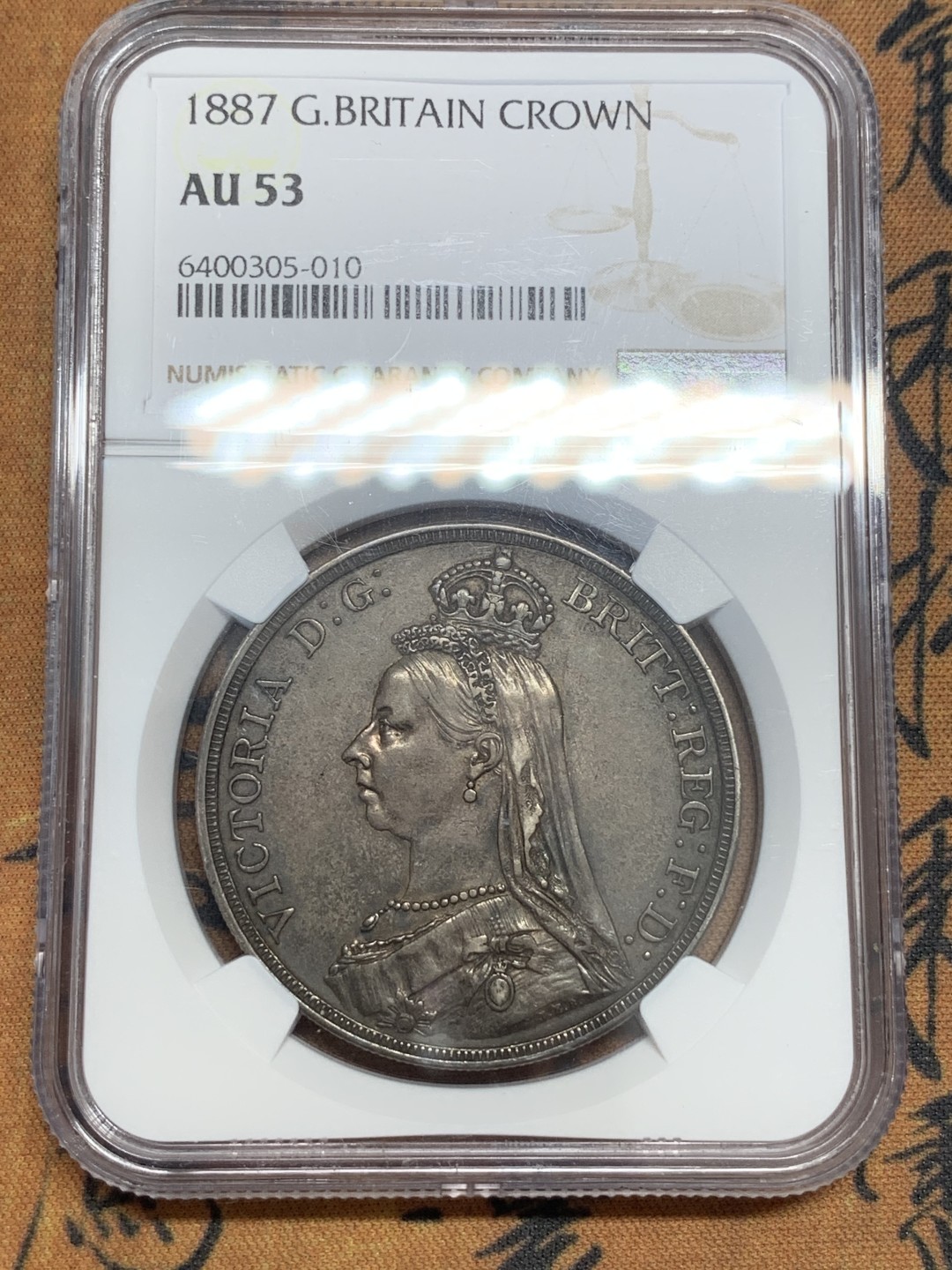 《竞宝斋》第83场-本周日，周一2场连拍（全场不限金额包邮） NGC-AU53 英国 1887年 维多利亚高冠马剑克朗大银币 来自英国老藏家 黑古包浆 状态不错 苛刻严评