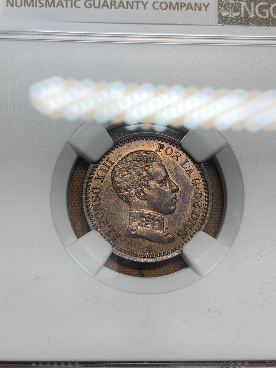 《竞宝斋》第83场-本周日，周一2场连拍（全场不限金额包邮） NGC-MS64 西班牙 1904年 阿方索十三世 2分军装版 铜币 少见的辅币顶级分数 可以收藏