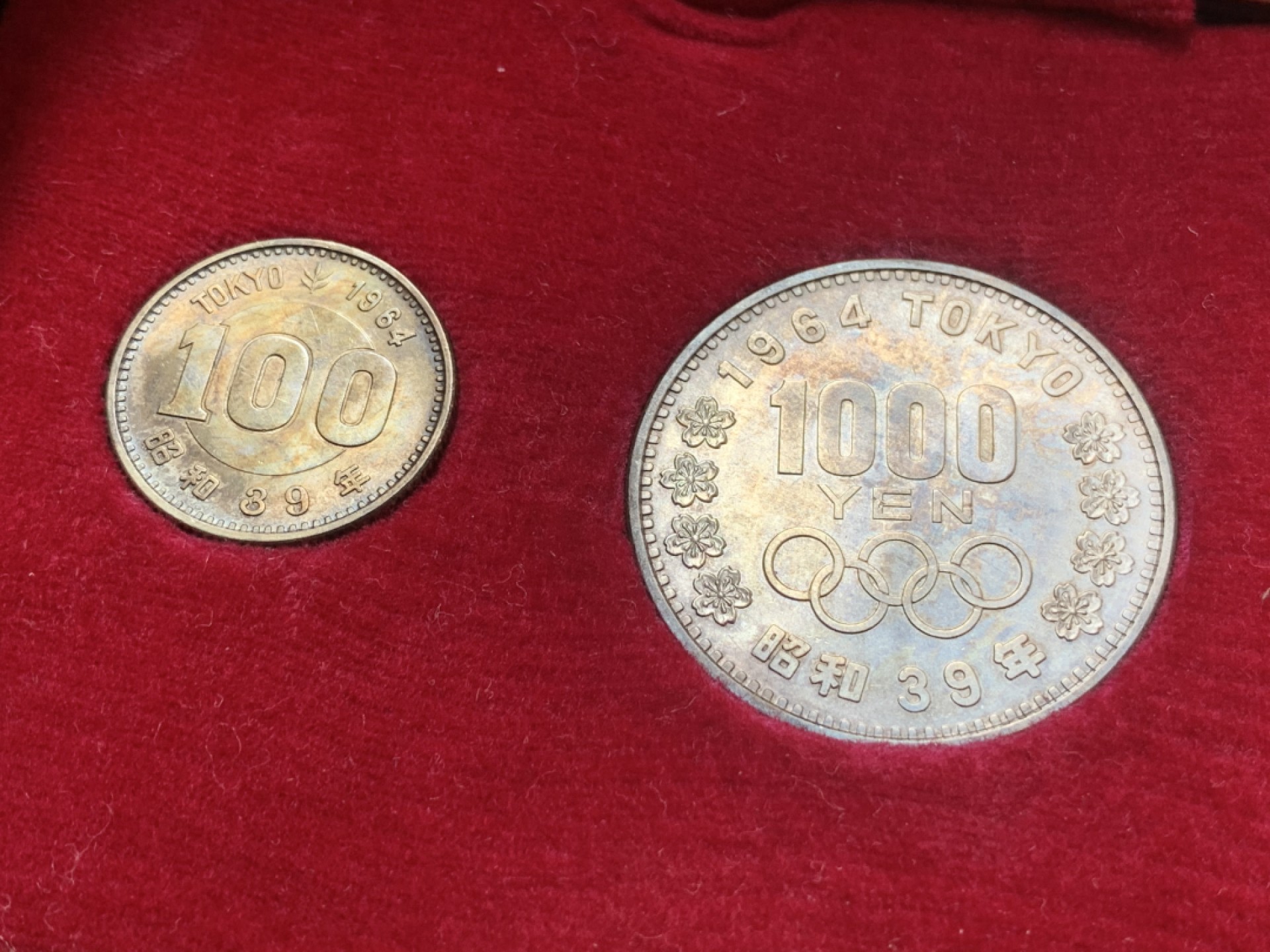 《竞宝斋》第83场-本周日，周一2场连拍（全场不限金额包邮） 1964年日本东京奥运会原盒银币2枚，富士山与樱花 火炬与五环