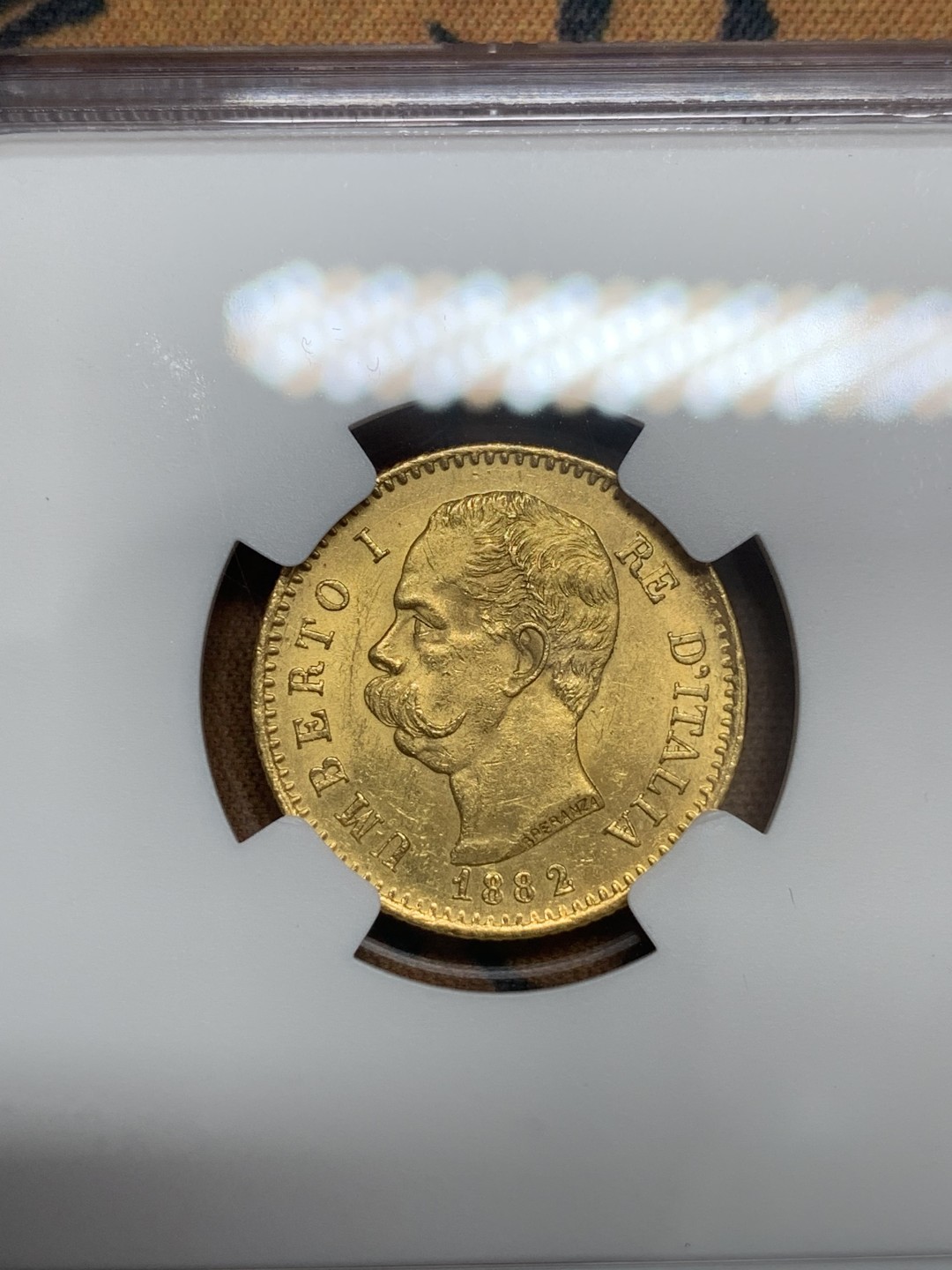 《竞宝斋》第83场-本周日，周一2场连拍（全场不限金额包邮） 错版 NGC-MS62 意大利1882年 翁贝托20里拉 金币 多肉