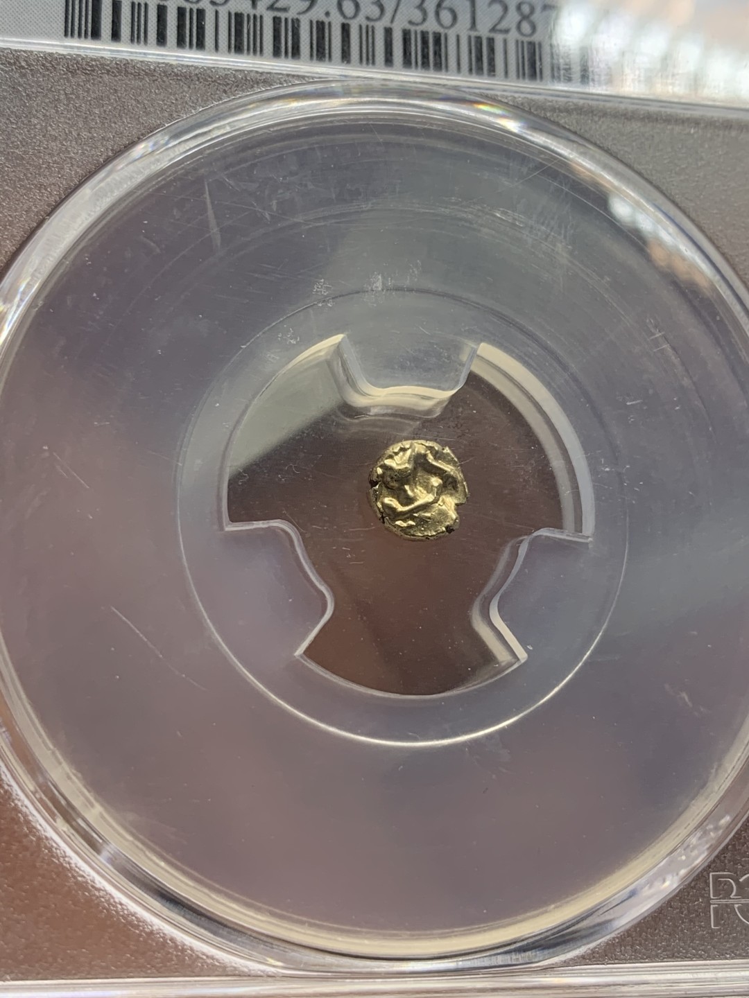 《竞宝斋》第83场-本周日，周一2场连拍（全场不限金额包邮） PCGS MS63 原光印度1638-1662年间迈索尔1法南金币，正面毗湿奴神像，背面印度文字，盒子背面有小磕