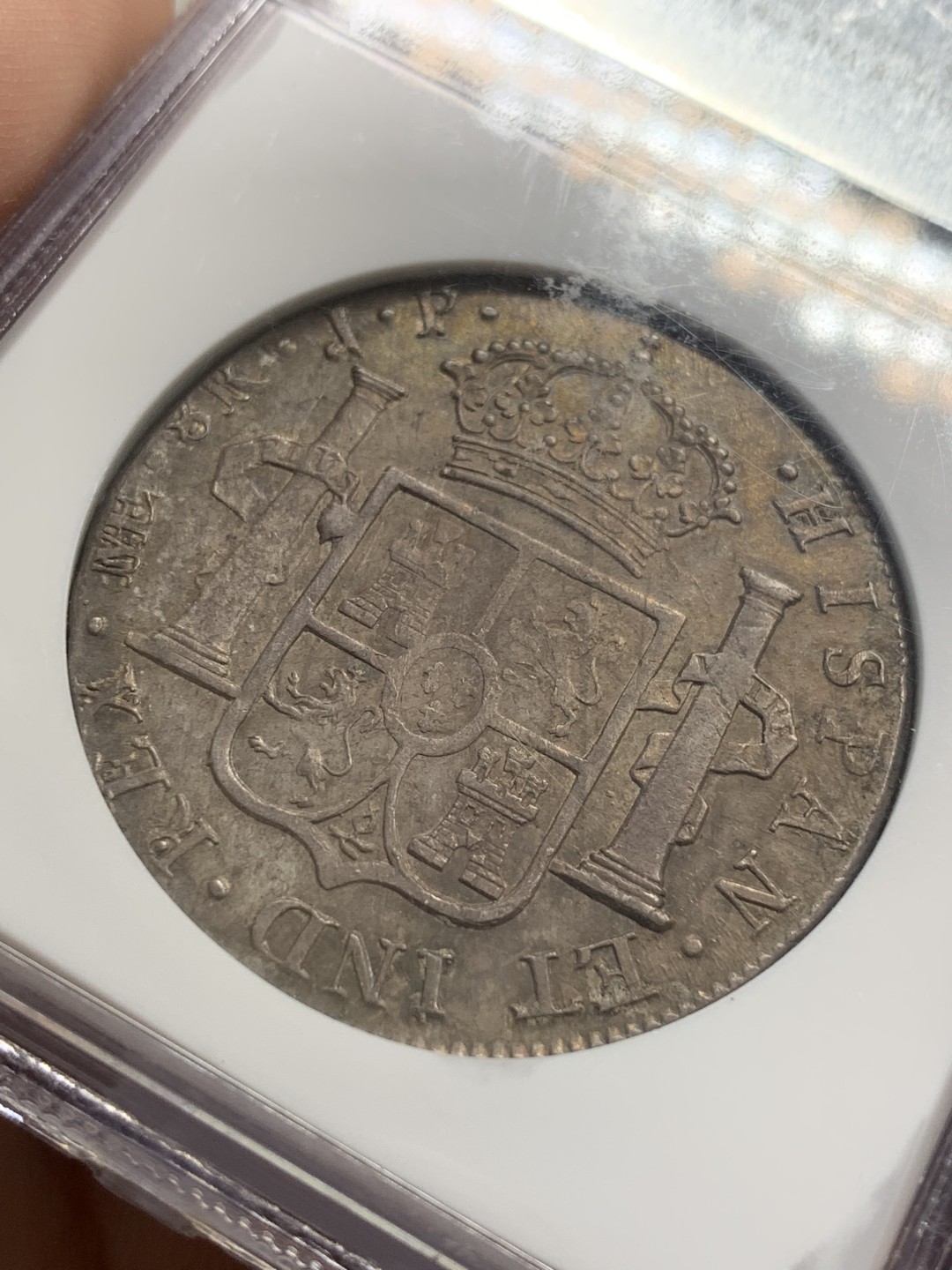 《竞宝斋》第83场-本周日，周一2场连拍（全场不限金额包邮） NGC MS61秘鲁1815 费七双柱8R，深褐色包浆，老盒包装 细节难得