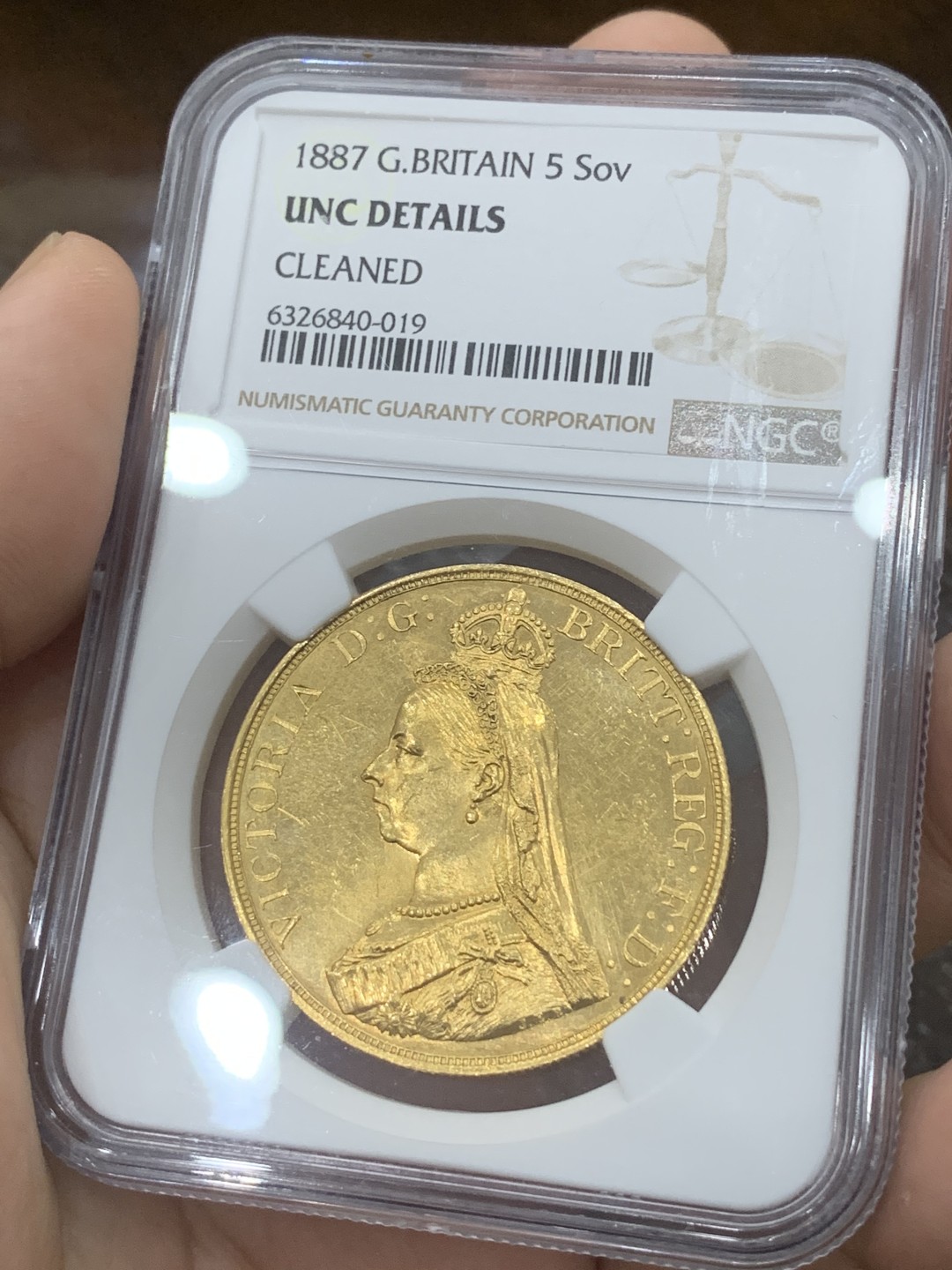 《竞宝斋》第83场-本周日，周一2场连拍（全场不限金额包邮） NGC UNC 原光英国1887年维多利亚高冠马剑5索维林金币，40克大金币，细节完好，整体状态佳，人像非常漂亮