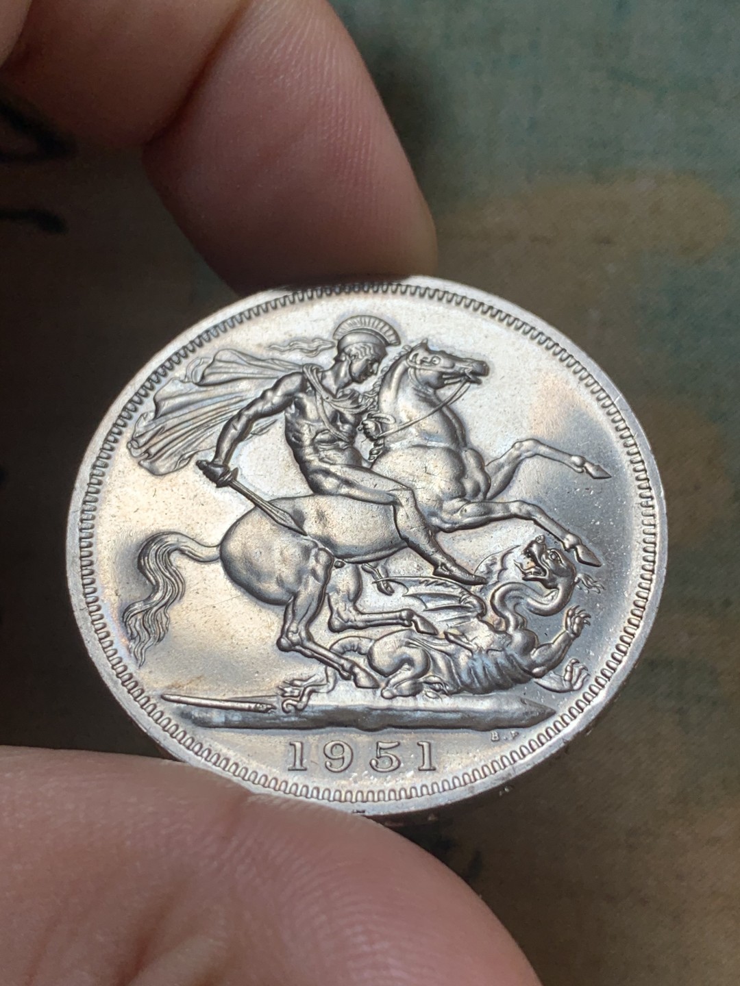 《竞宝斋》第83场-本周日，周一2场连拍（全场不限金额包邮） BU 英国 1951年 乔治六世马剑精制克朗 绿盒少见 带证书 光感强烈