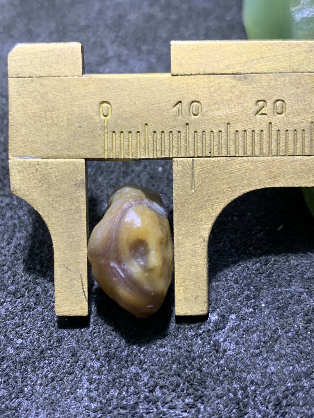 精美戈壁筋脉石小原石一颗，