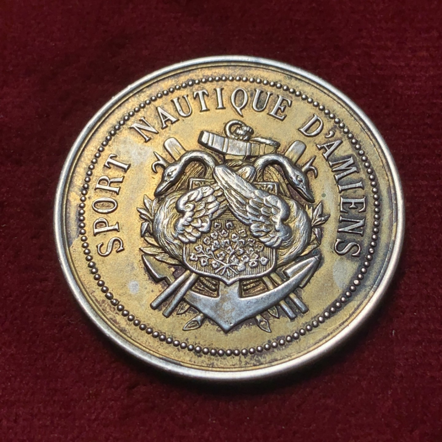 《竞宝斋》第83场-本周日，周一2场连拍（全场不限金额包邮） 19世纪末法国亚眠水上运动镀金银章，丰饶角边铭，15.9克，正面是亚眠经典的船锚天鹅徽标，背面未刻字，镀金层保存较好，少见品种