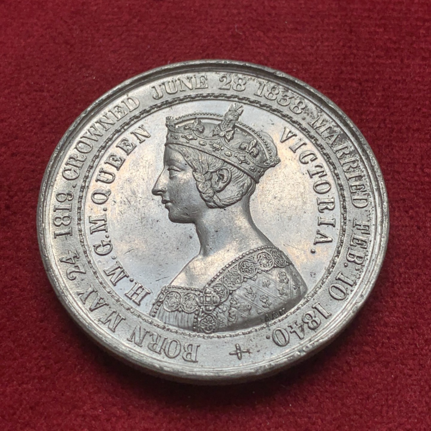 《竞宝斋》第84场-本周日，周一2场连拍（全场不限金额包邮） 1851年英国白色金属纪念章 伦敦世博会 38mm 小维经典哥特女王 背面是水晶宫及双天使女王夫妇头像 品相不错 高浮雕细节极佳 哥特克朗型历史章