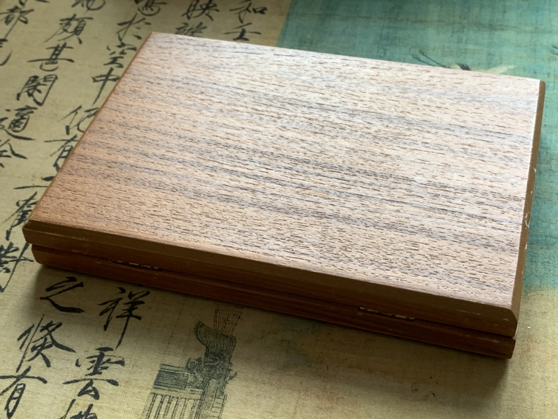 《竞宝斋》第84场-本周日，周一2场连拍（全场不限金额包邮） 新加坡 1983年 Proof精制含银套币 新加坡经典图案 银币 木盒包装含18.05克大银 镜面+喷砂工艺交相辉映 全品未氧化