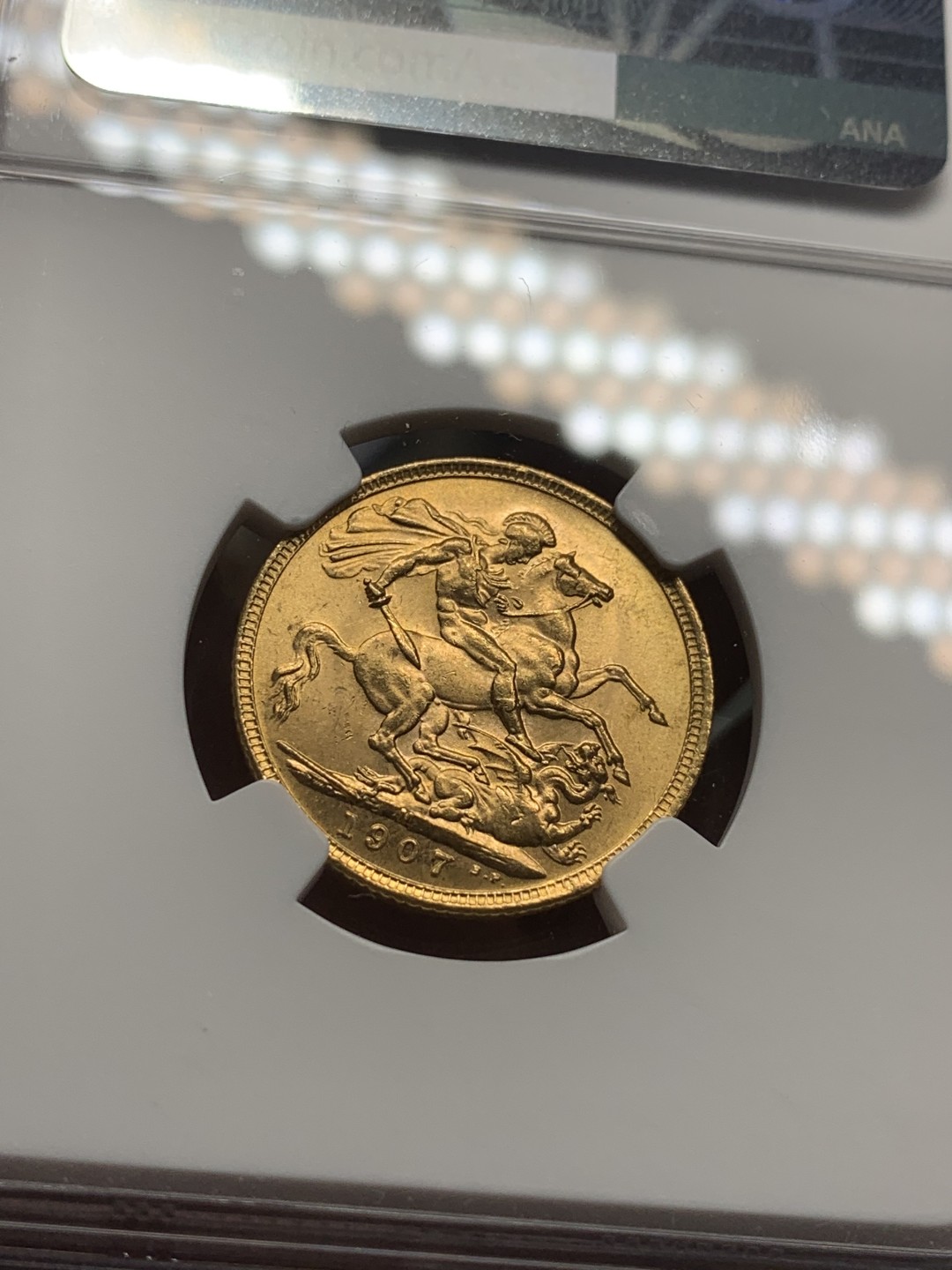 《竞宝斋》第84场-本周日，周一2场连拍（全场不限金额包邮） NGC-MS63 英属澳大利亚1907年 爱德华七世 1SOV 马剑金币 少见品种