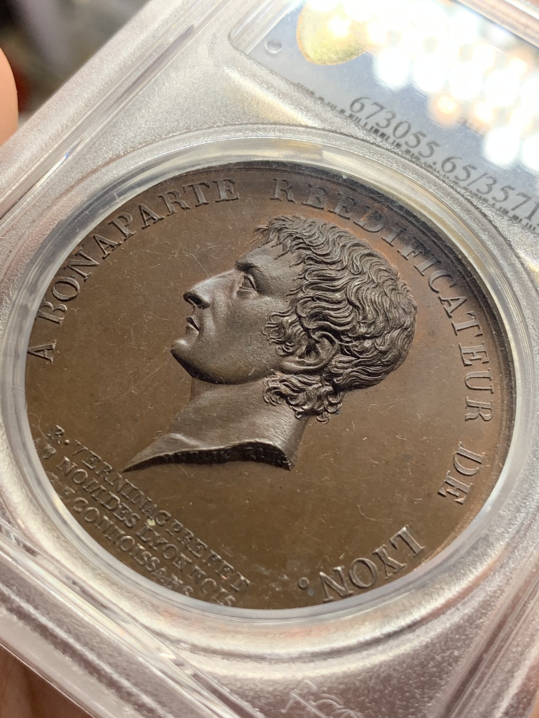 《竞宝斋》第84场-本周日，周一2场连拍（全场不限金额包邮） PCGS SP65BN 1800年原铸法国铜章 致敬里昂的重建者拿破仑波拿巴 共和八年第一执政 经典的凯撒头 超高浮雕加厚盒 实物观感极佳 外拍热门