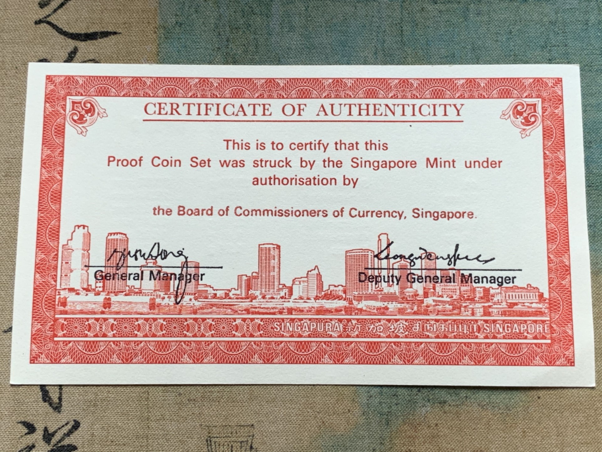 《竞宝斋》第84场-本周日，周一2场连拍（全场不限金额包邮） 新加坡 1983年 Proof精制含银套币 新加坡经典图案 银币 木盒包装含18.05克大银 镜面+喷砂工艺交相辉映 全品未氧化